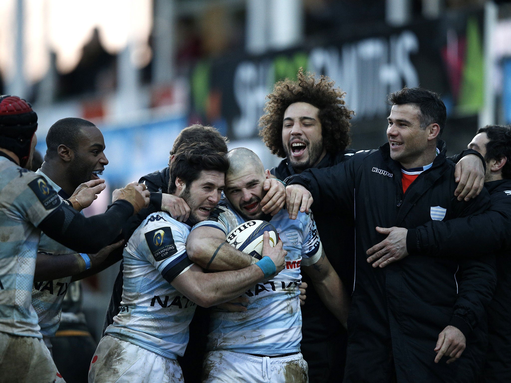 Benjamin Lapeyre celebrates with his Racing Metro team-mates