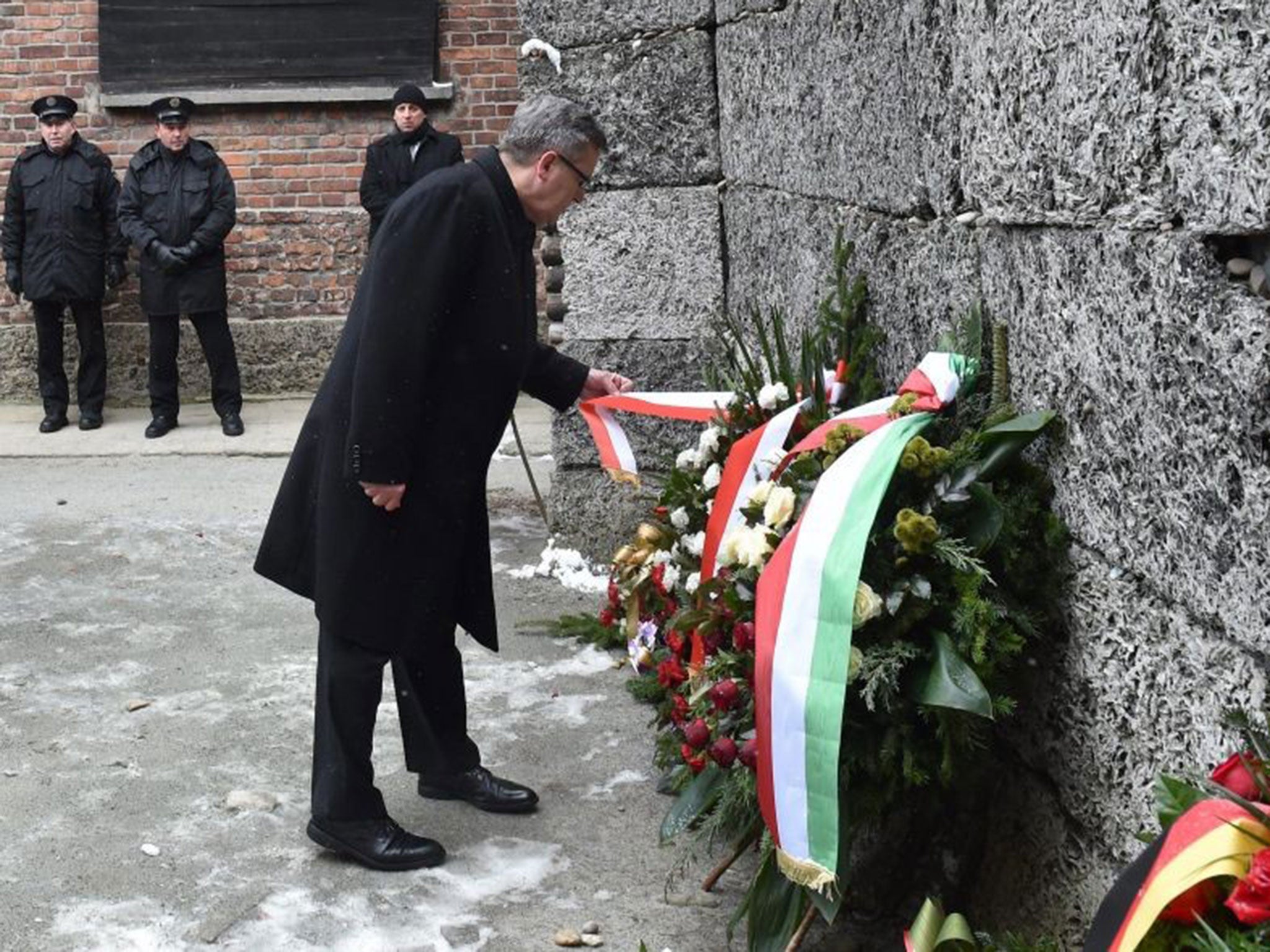 Polish President Bronislaw Komorowski lays a wreath at the so-called Death Wall as part Holocaust Memorial Day commemorations at Auschwitz in 2015