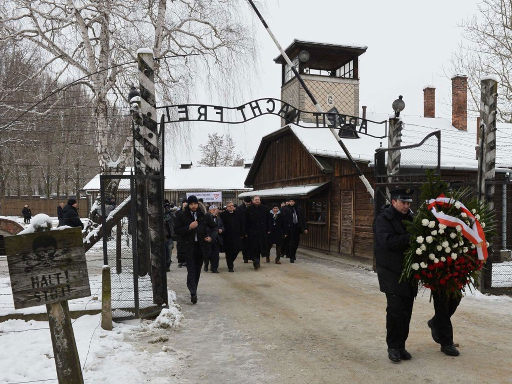 Polish President Bronislaw Komorowski and Auschwitz survivors arrive at the former Auschwitz concentration camp