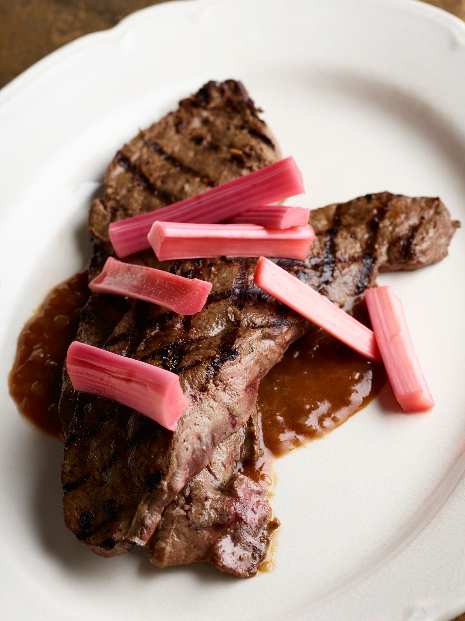 Grilled ox liver with rhubarb