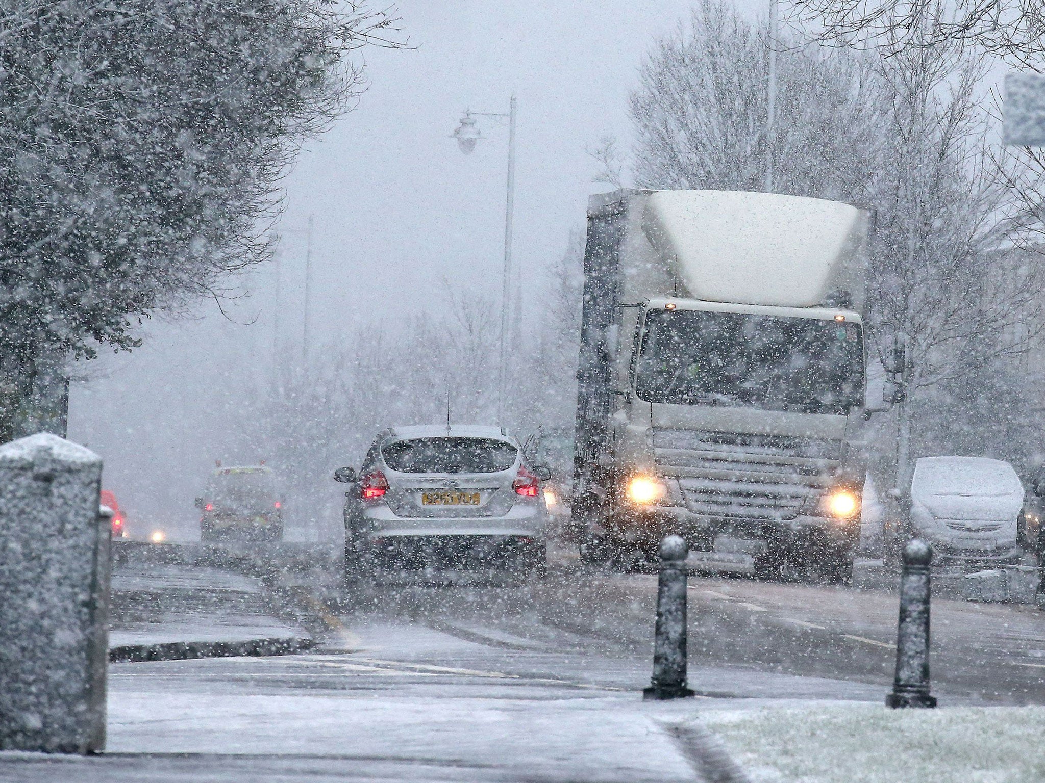 Vehicles driving down Dumbarton Road in Stirling during a snow blizzard