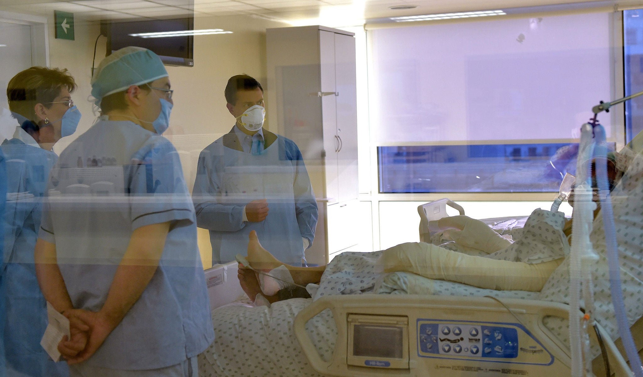 Mexican President Enrique Pena Nieto (3-L) visiting one of the injured from the explosion of a tan truck at Materno Infantil children's hospital