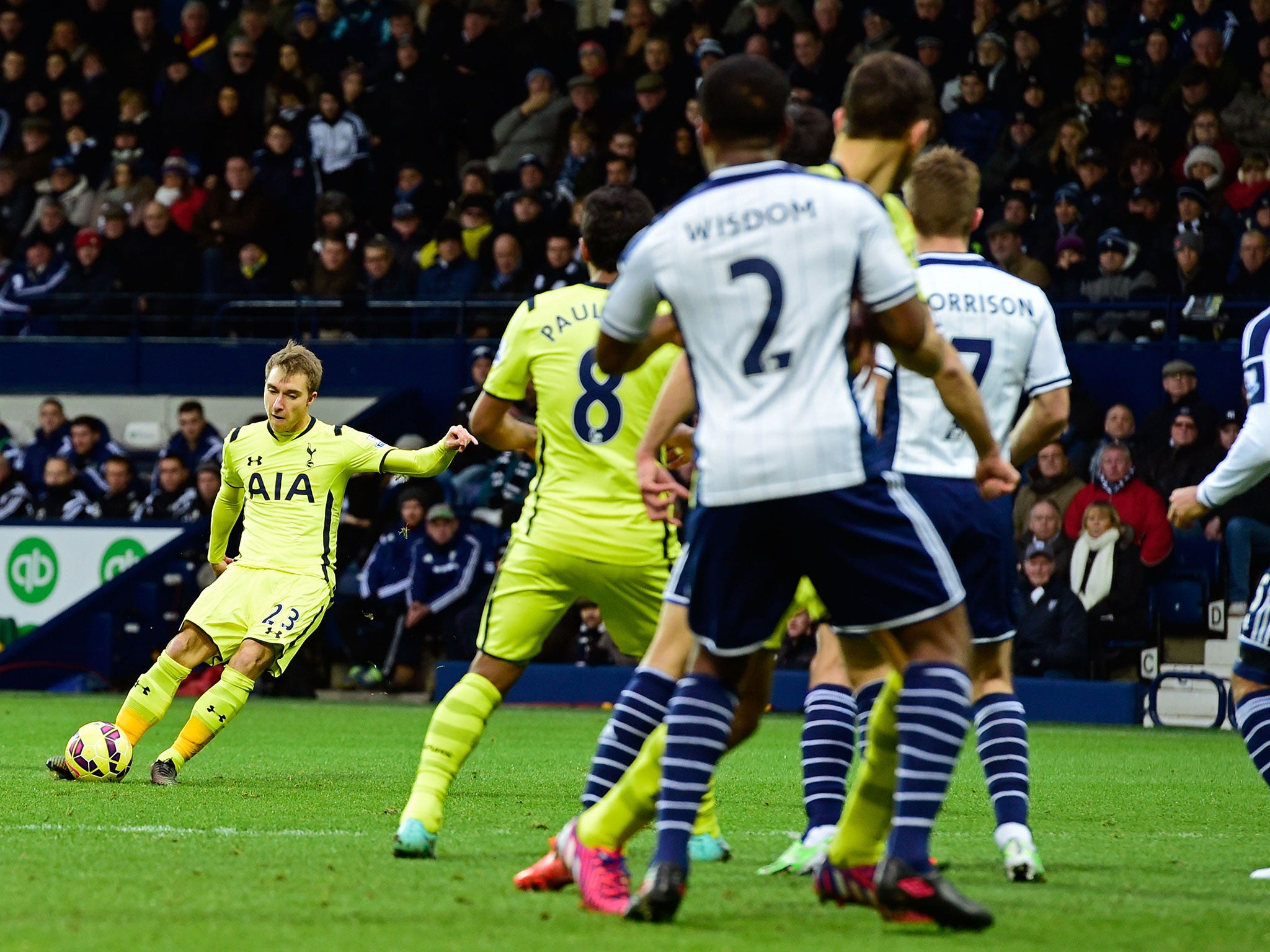 Christian Eriksen scores a free-kick