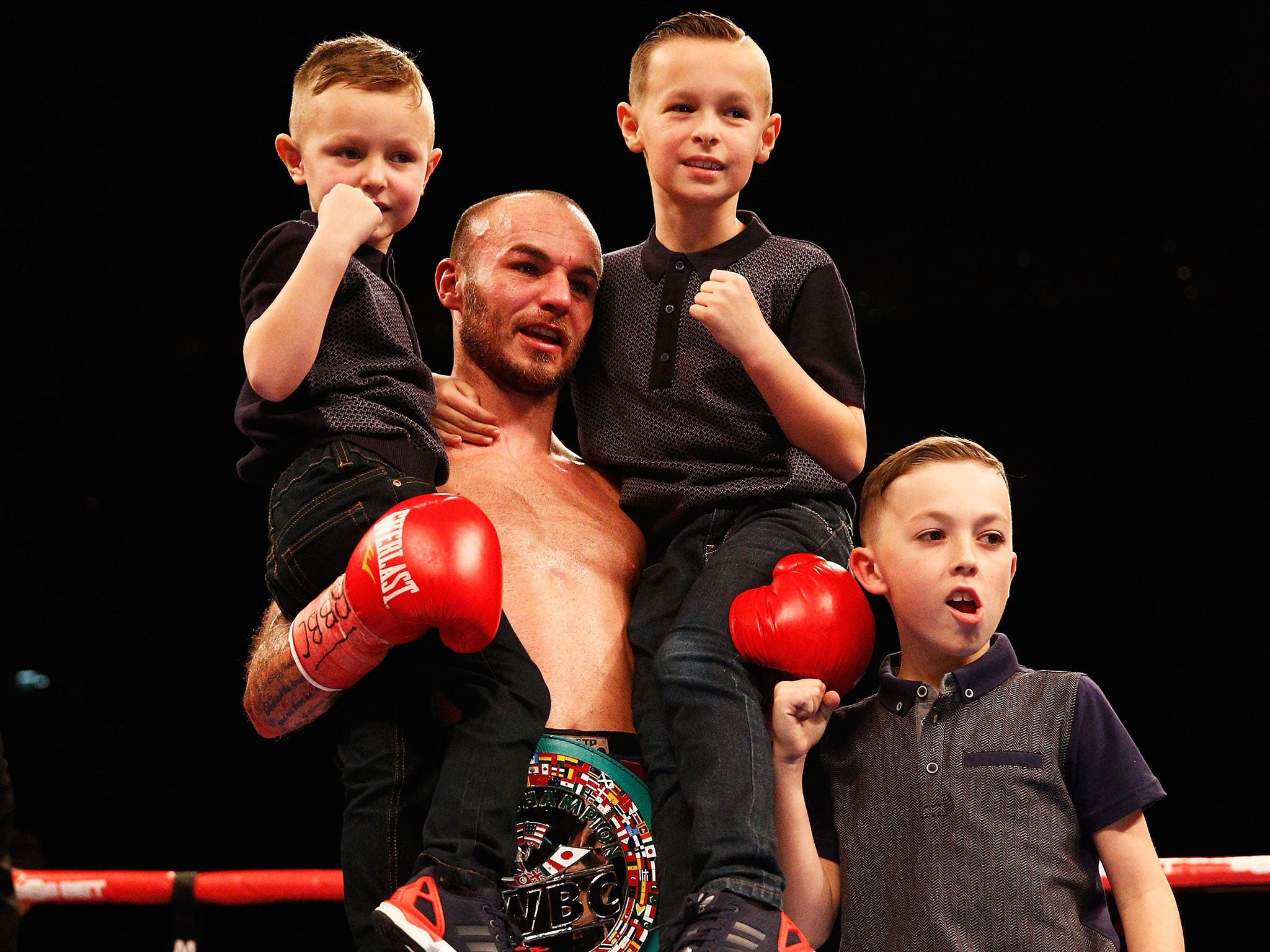 Kevin Mitchell celebrates his victory with his sons Connor and Vinny