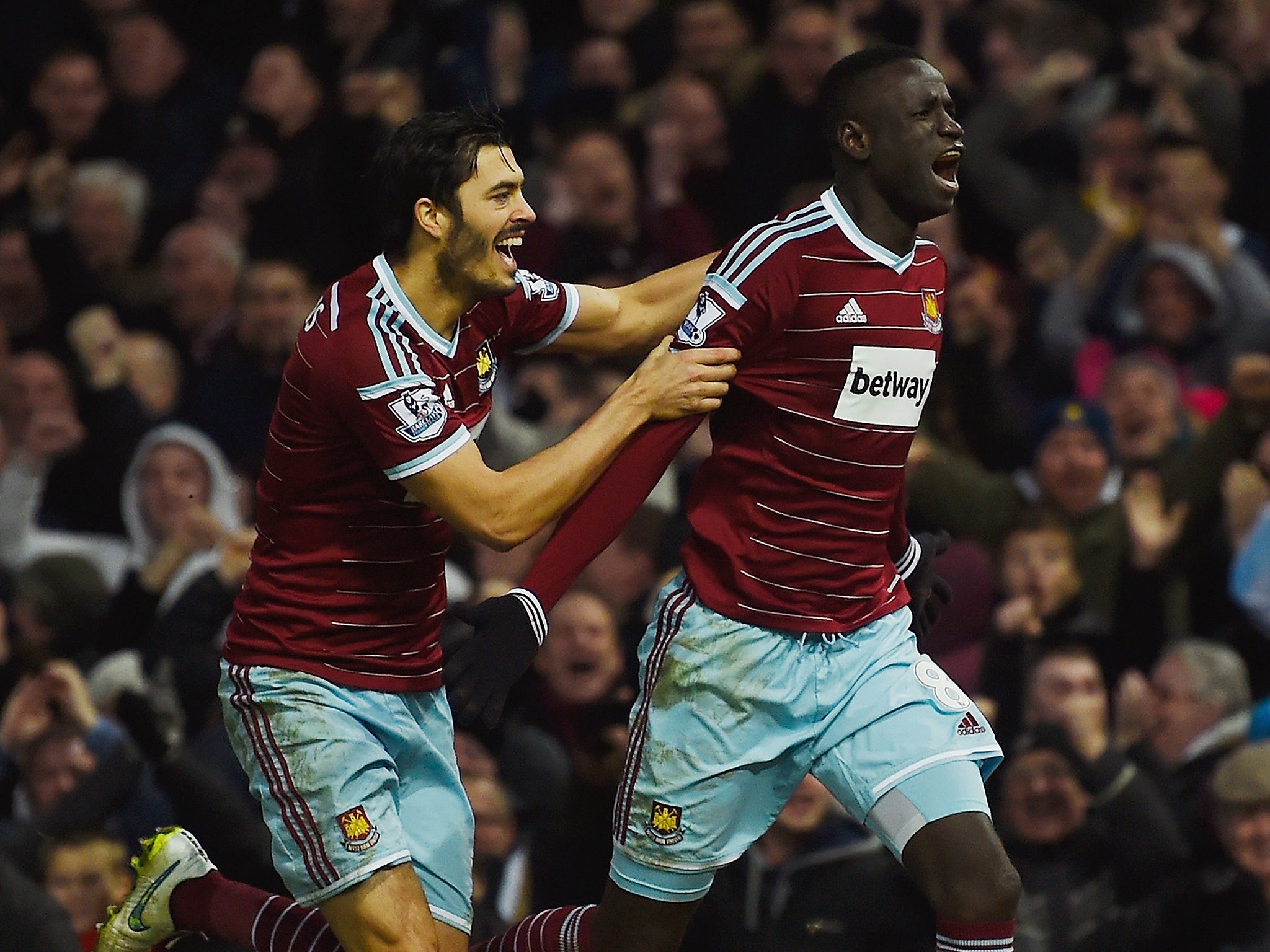 Cheikhou Kouyate celebrates the opening goal