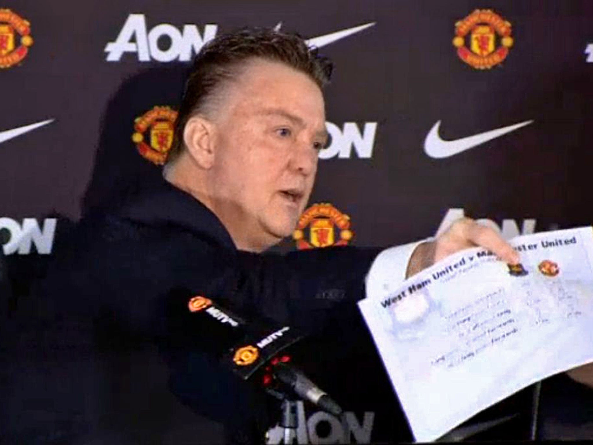 Louis van Gaal presents a dossier of Manchester United’s tactics against West Ham