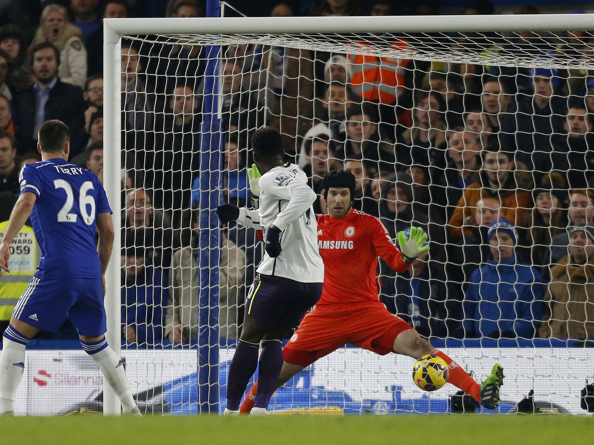 Petr Cech saves close-range shot from Romelu Lukaku