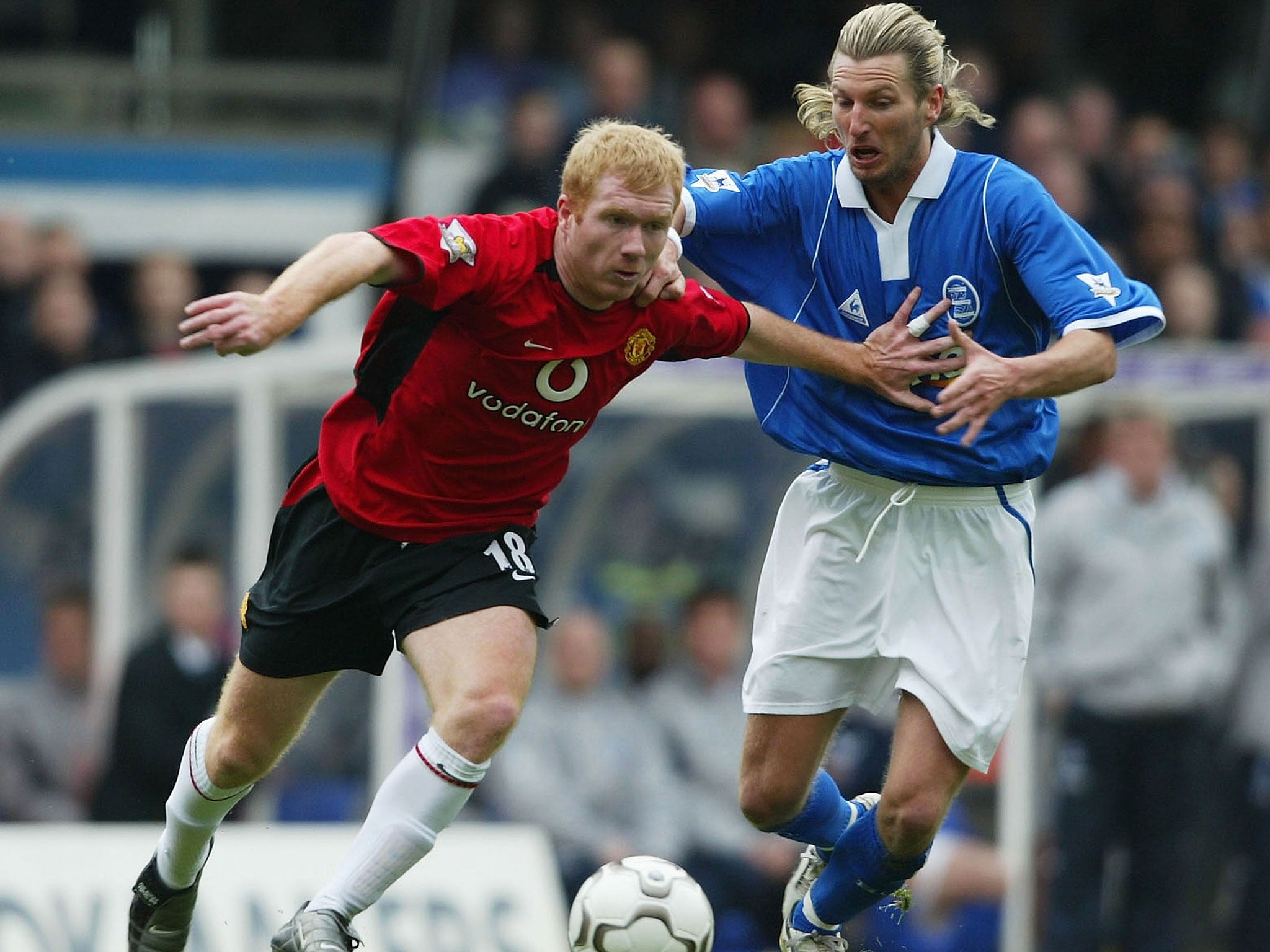 Scholes (left) and Robbie Savage tussle for the ball in 2004