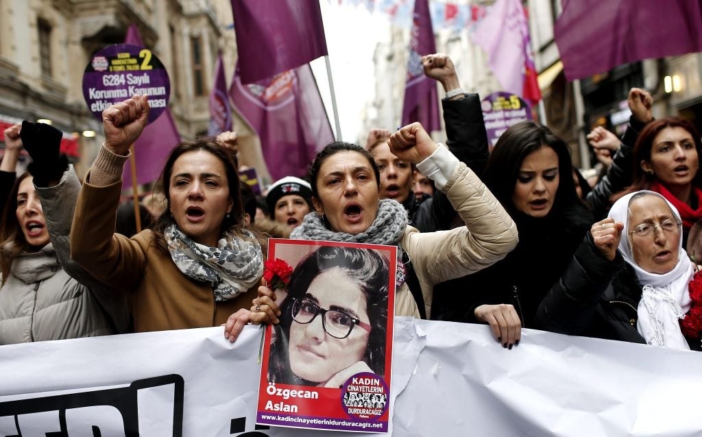 Women in Mersin shout slogans against the murder of a woman as they hold a picture of Ozgecan Aslan