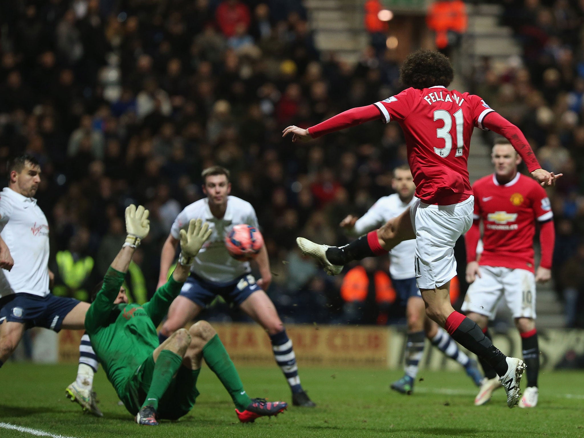 Marouane Fellaini scores to put Manchester United 2-1 up