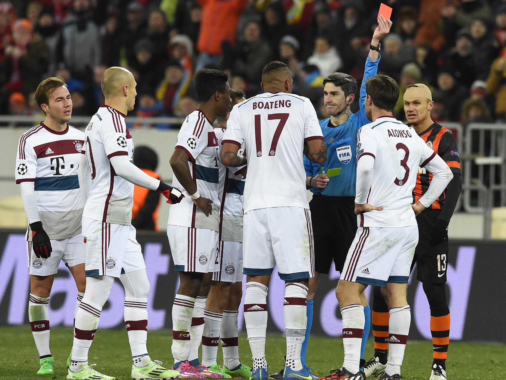 The referee flashes a red card to Xabi Alonso