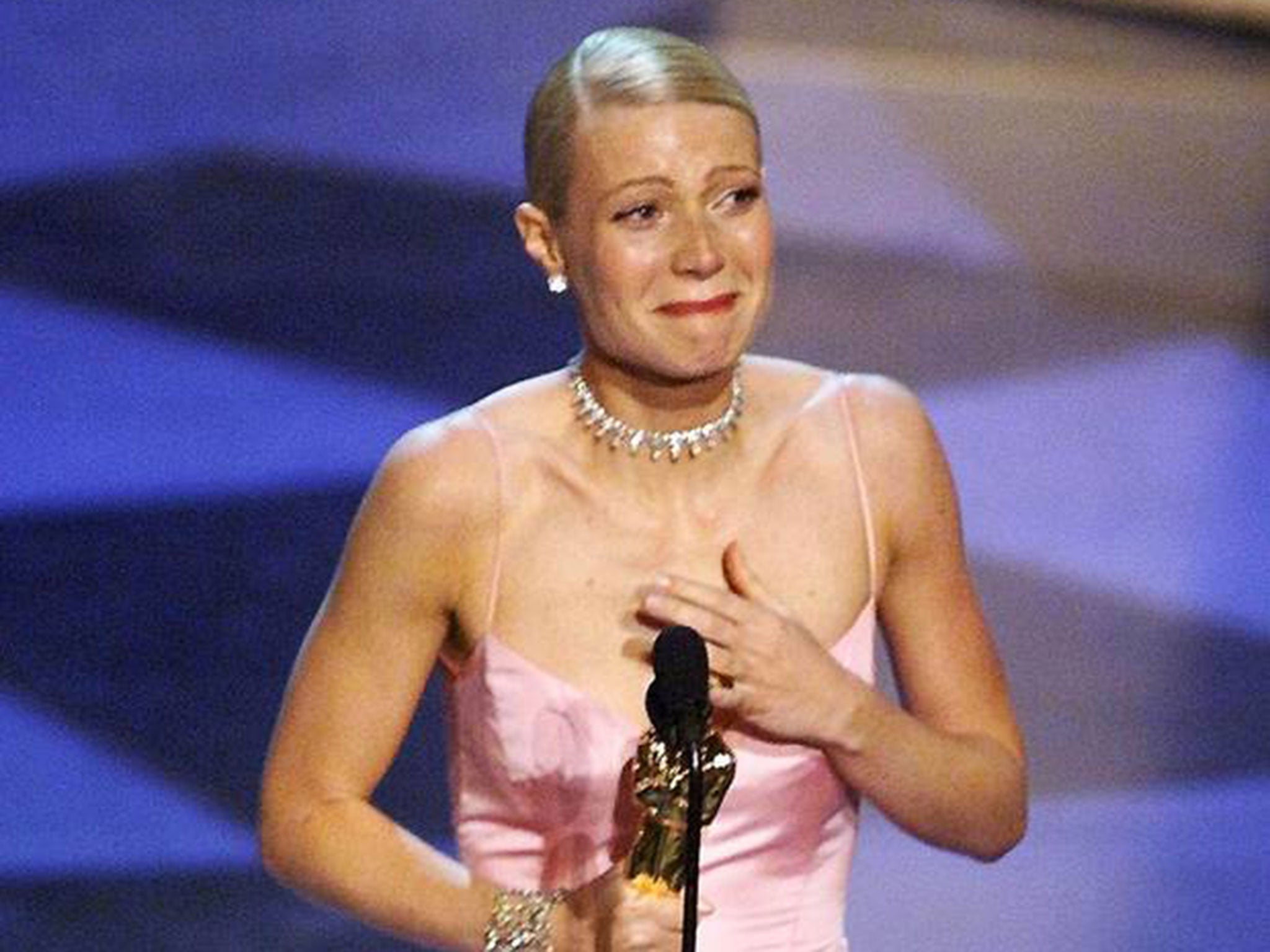 Gwyneth Paltrow accepts her Best Actress Oscar