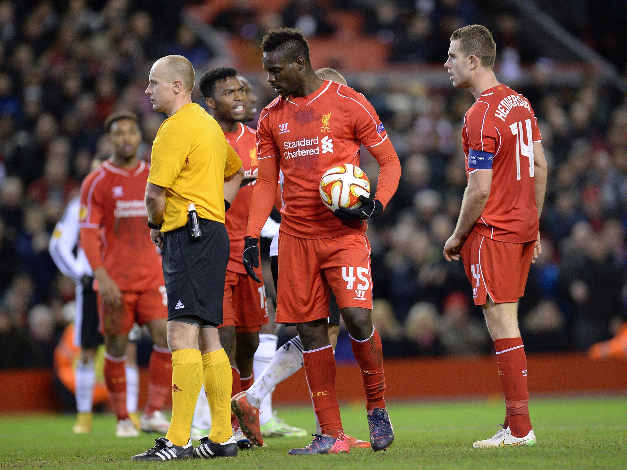 Balotelli argues with Jordan Henderson and Daniel Sturridge against Besiktas