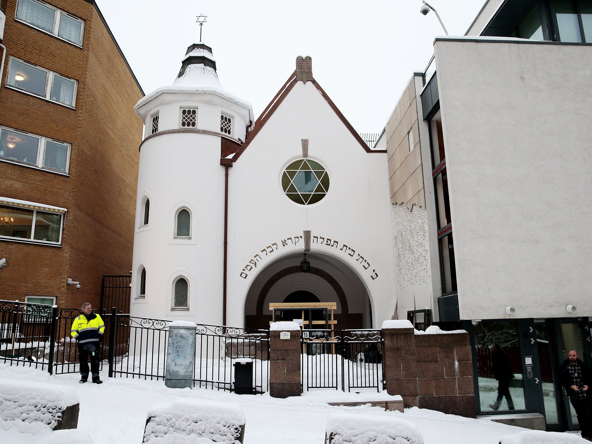 Organisers expect more than 2,000 people to surround the synagogue