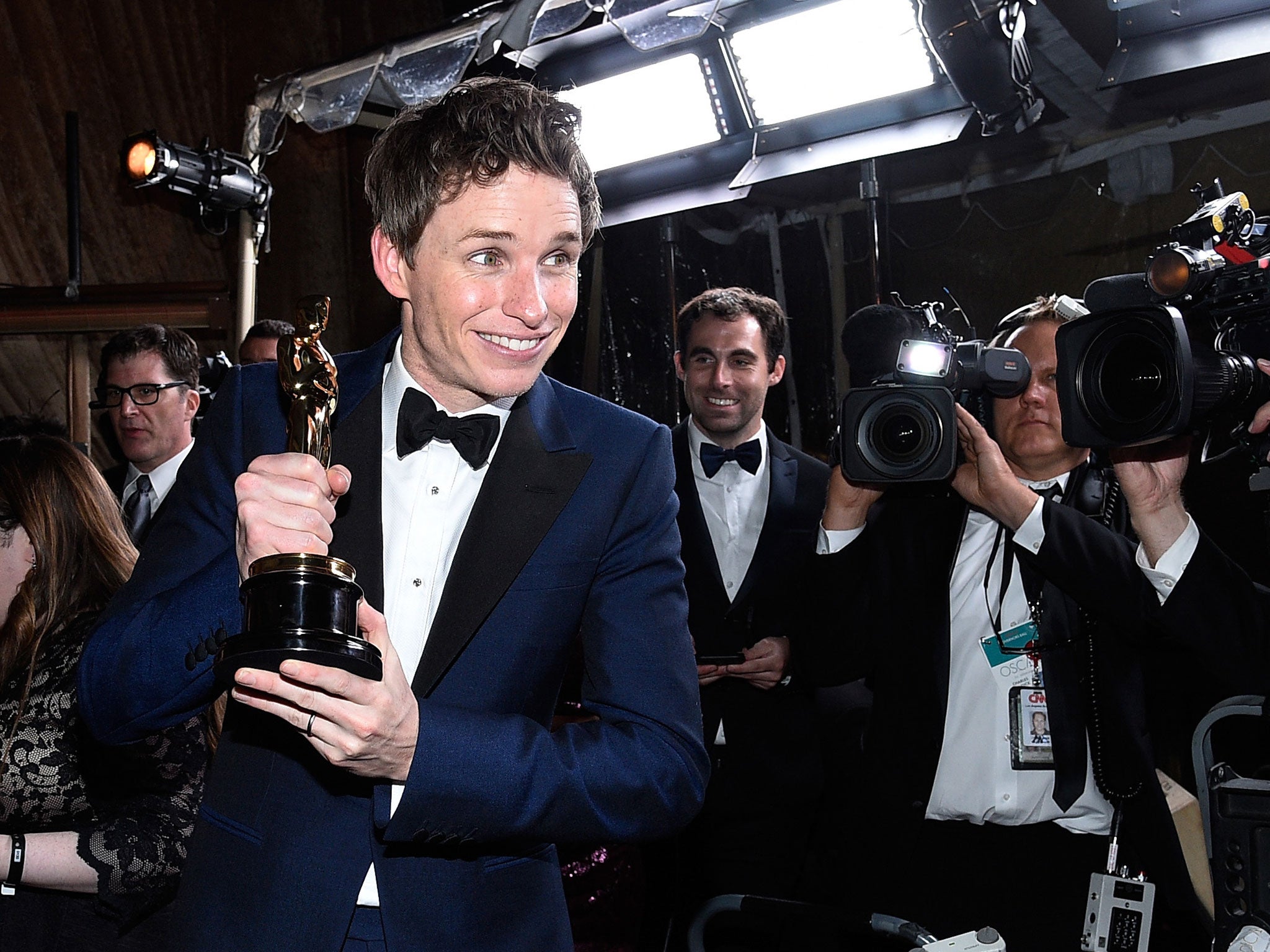 Eddie Redmayne looks pretty happy with his first Oscar