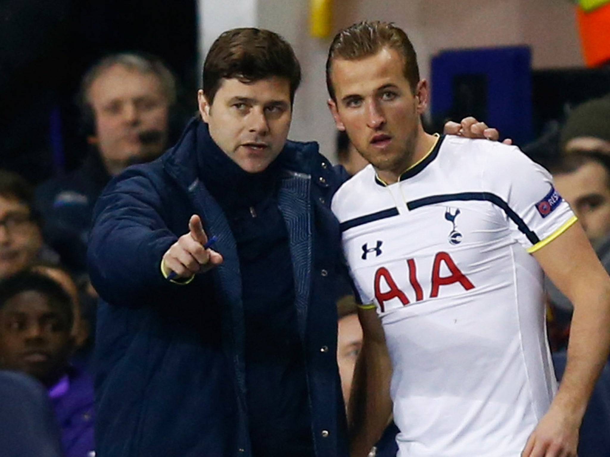 Mauricio Pochettino talks to Harry Kane during the Europa League tie with Fiorentina