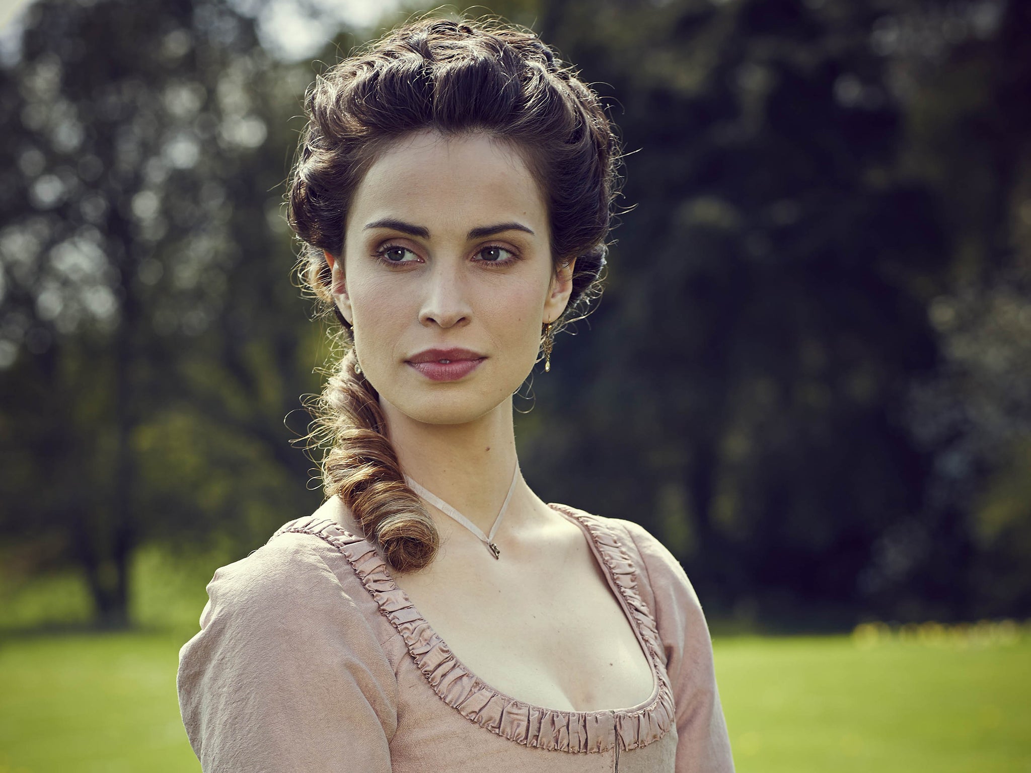 Elizabeth Poldark née Chynoweth played by Heida Reed