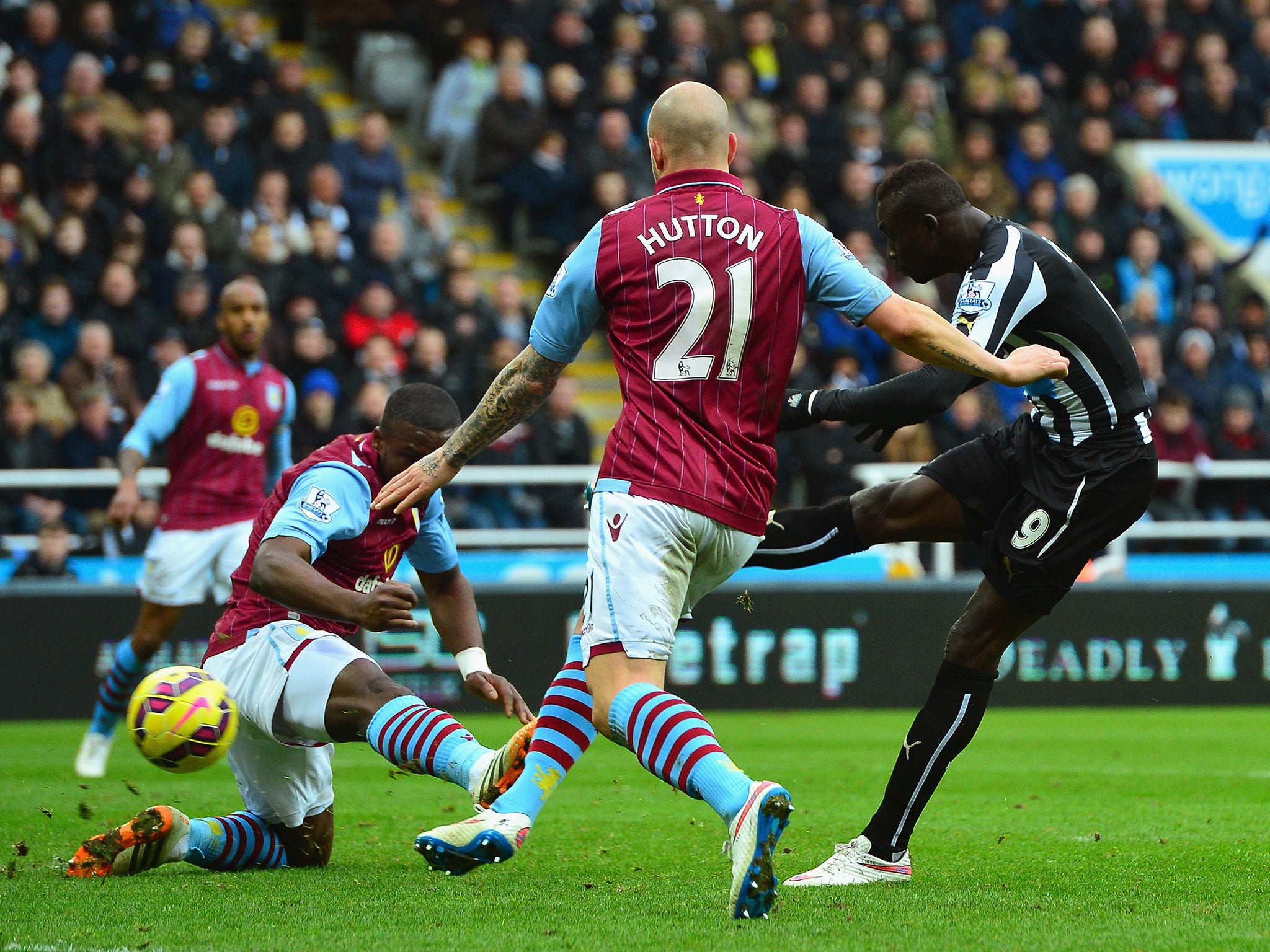 Papiss Cisse scores to win the game for Newcastle