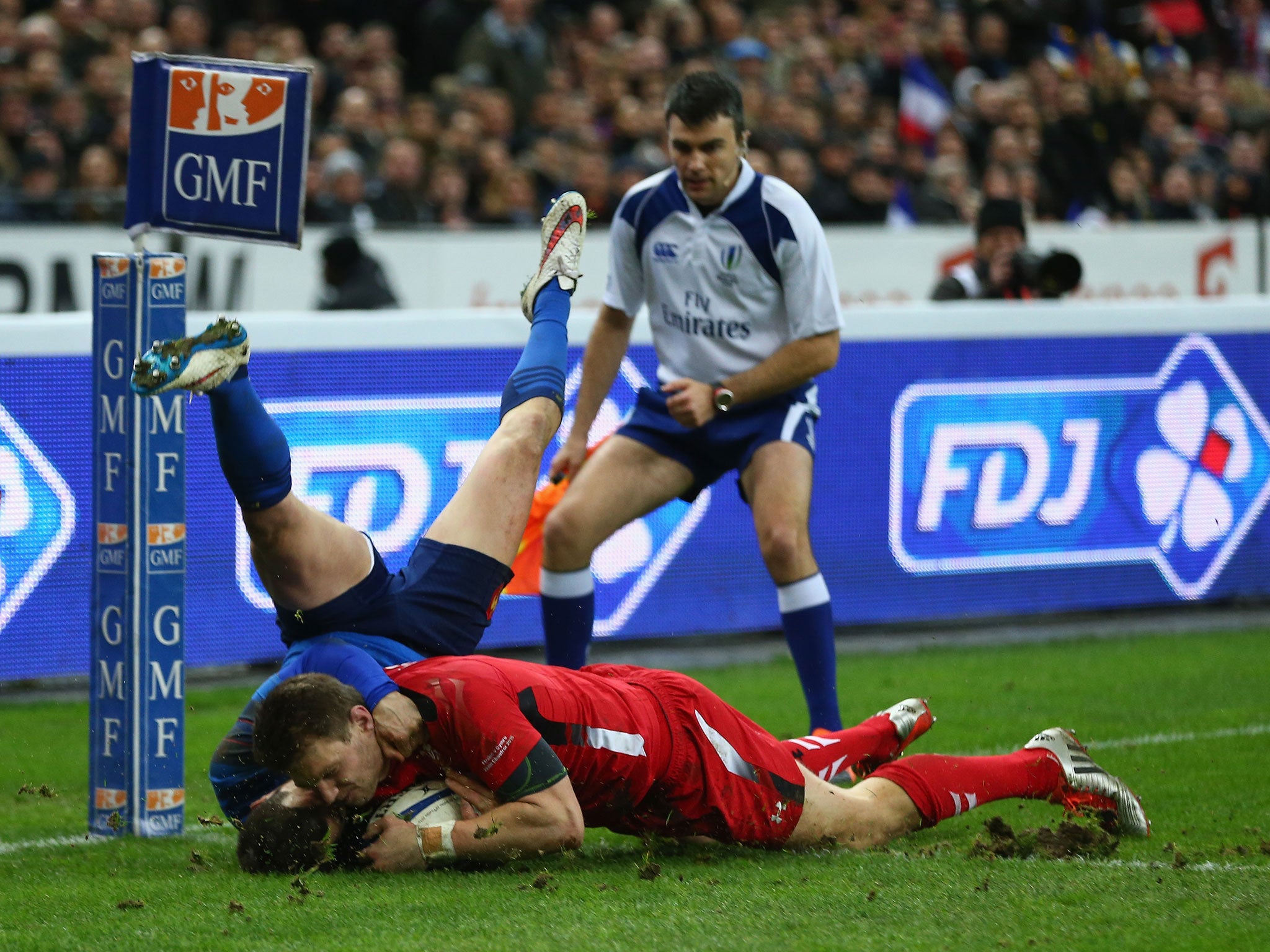 Dan Biggar touches down under the attentions of Brice Dulin for Wales