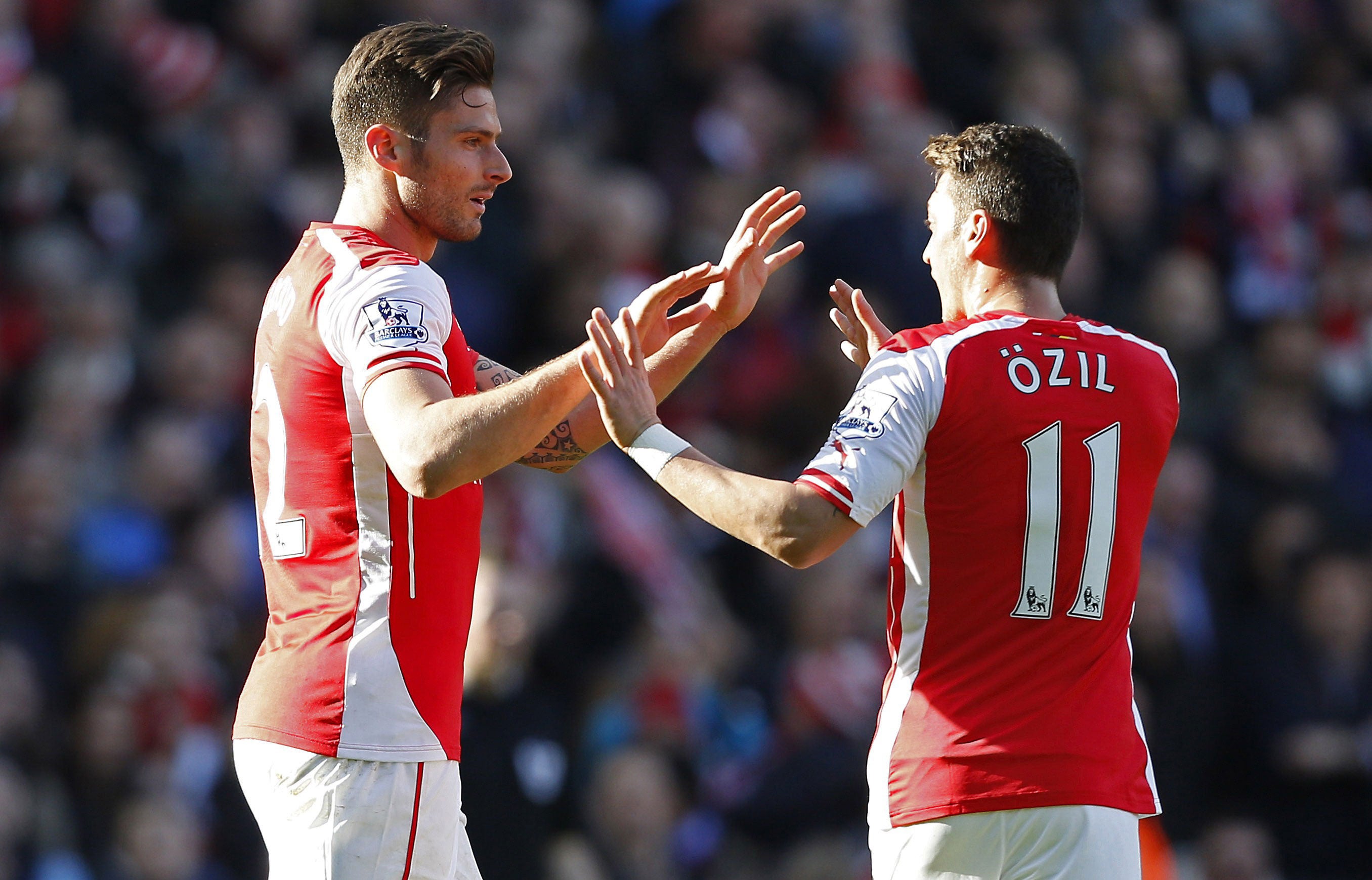 Mesut Ozil congratulates teammate Olivier Giroud after his opener