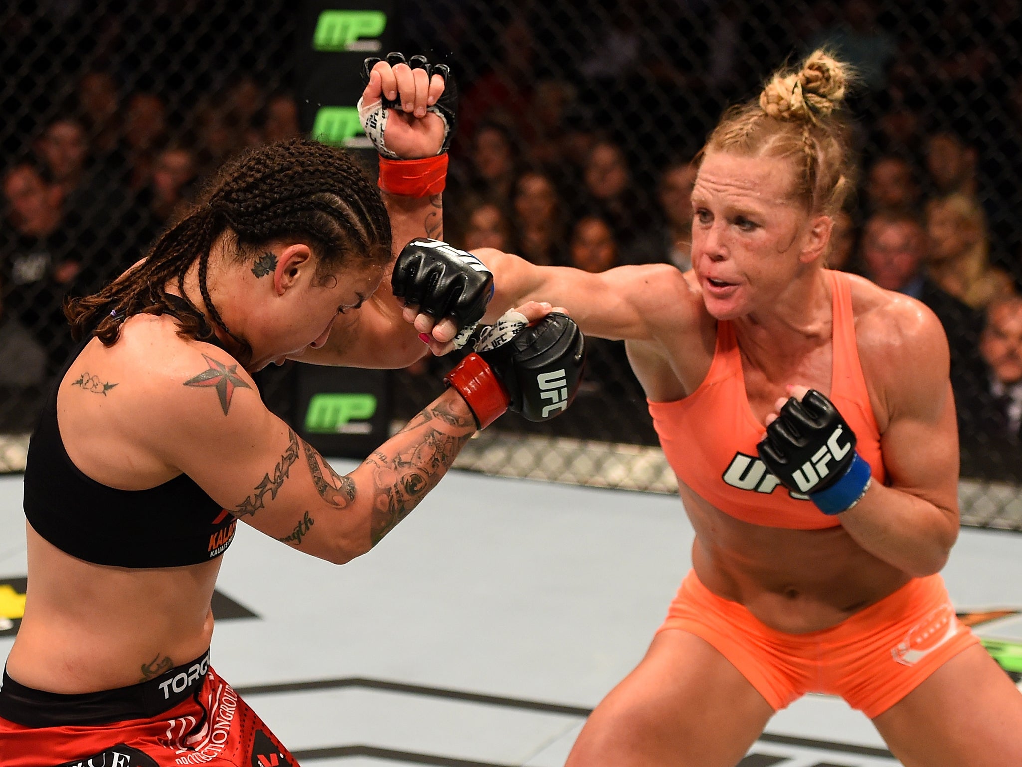 Holly Holm punches Raquel Pennington