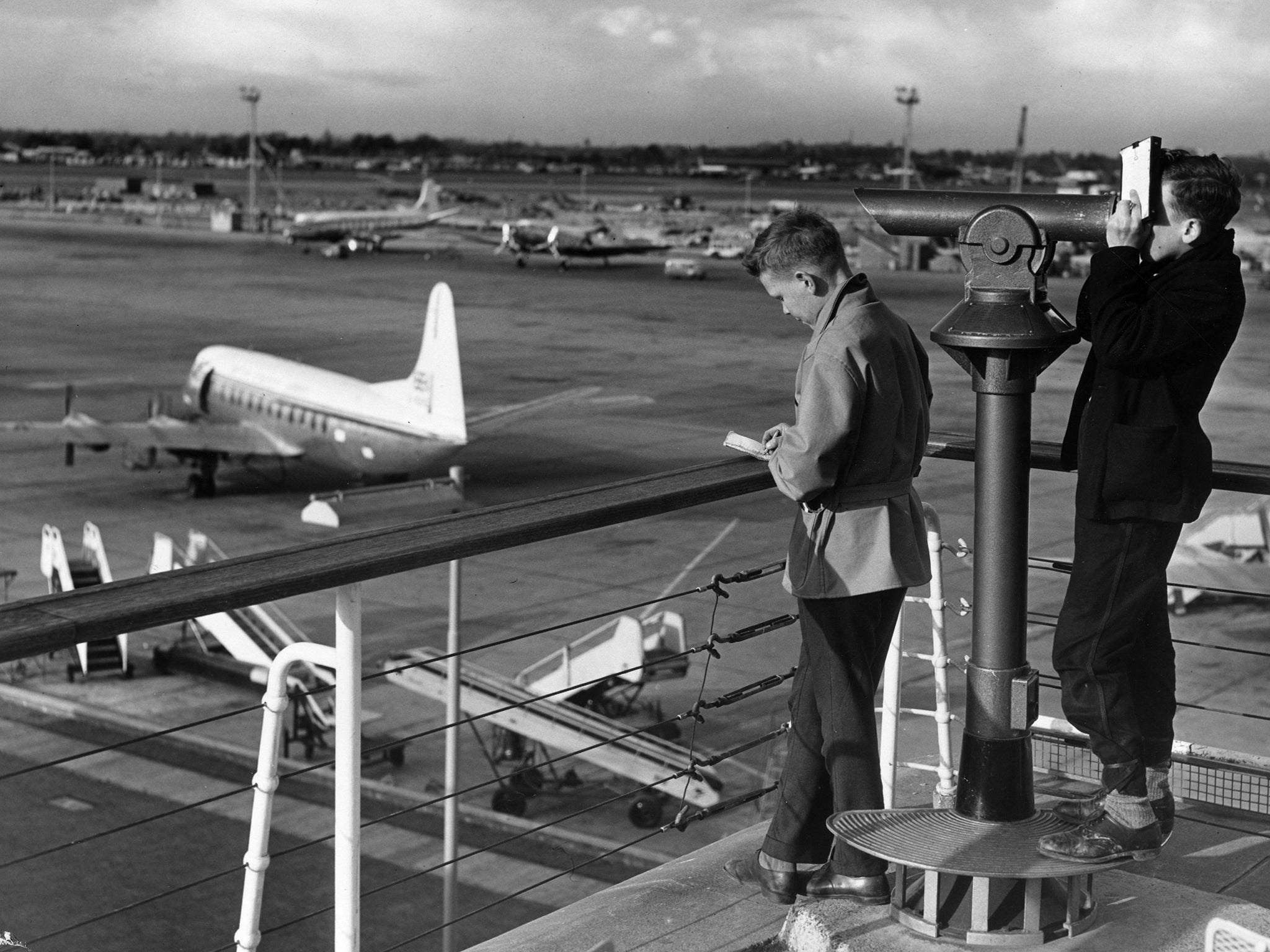 Mad about aviation: plane spotters at London airport in 1959