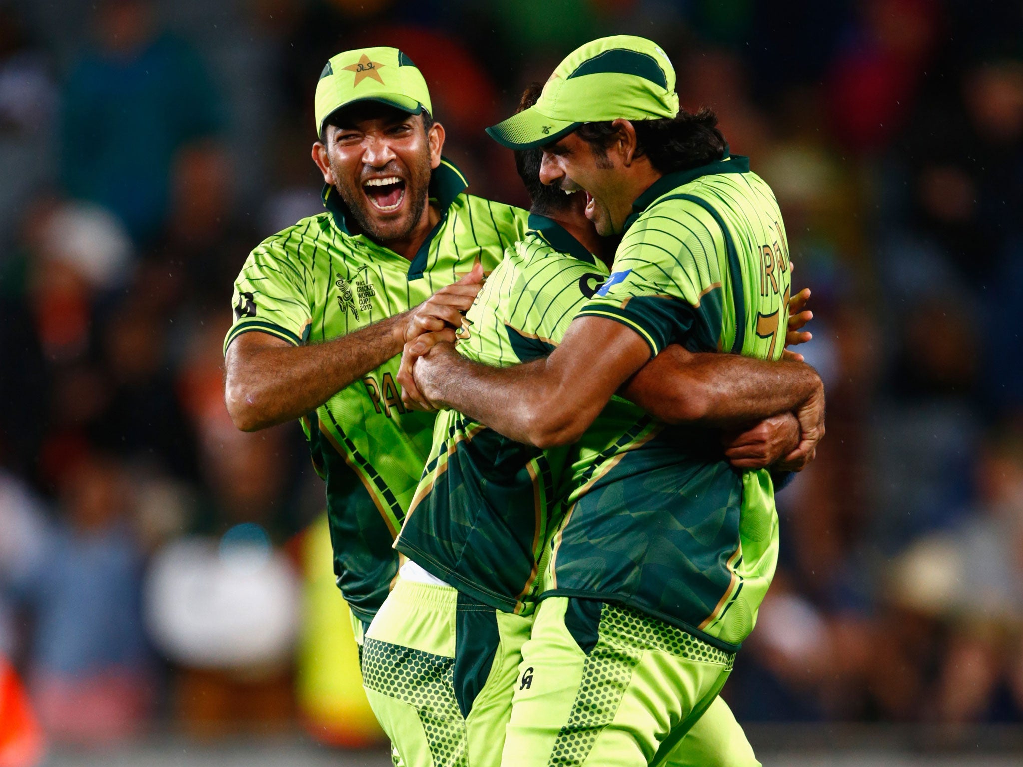 Mohammad Irfan of Pakistan (R) hugs Wahab Riaz (C) and Sarfraz Ahmed (L)