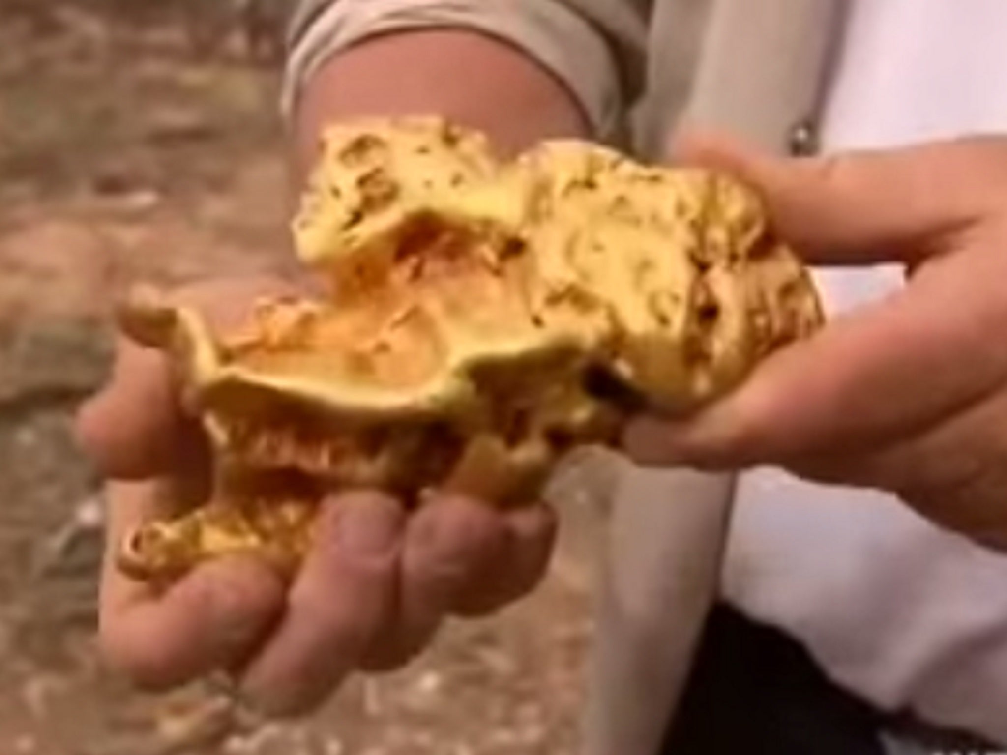 The gold nugget was discovered with the use of a metal detector