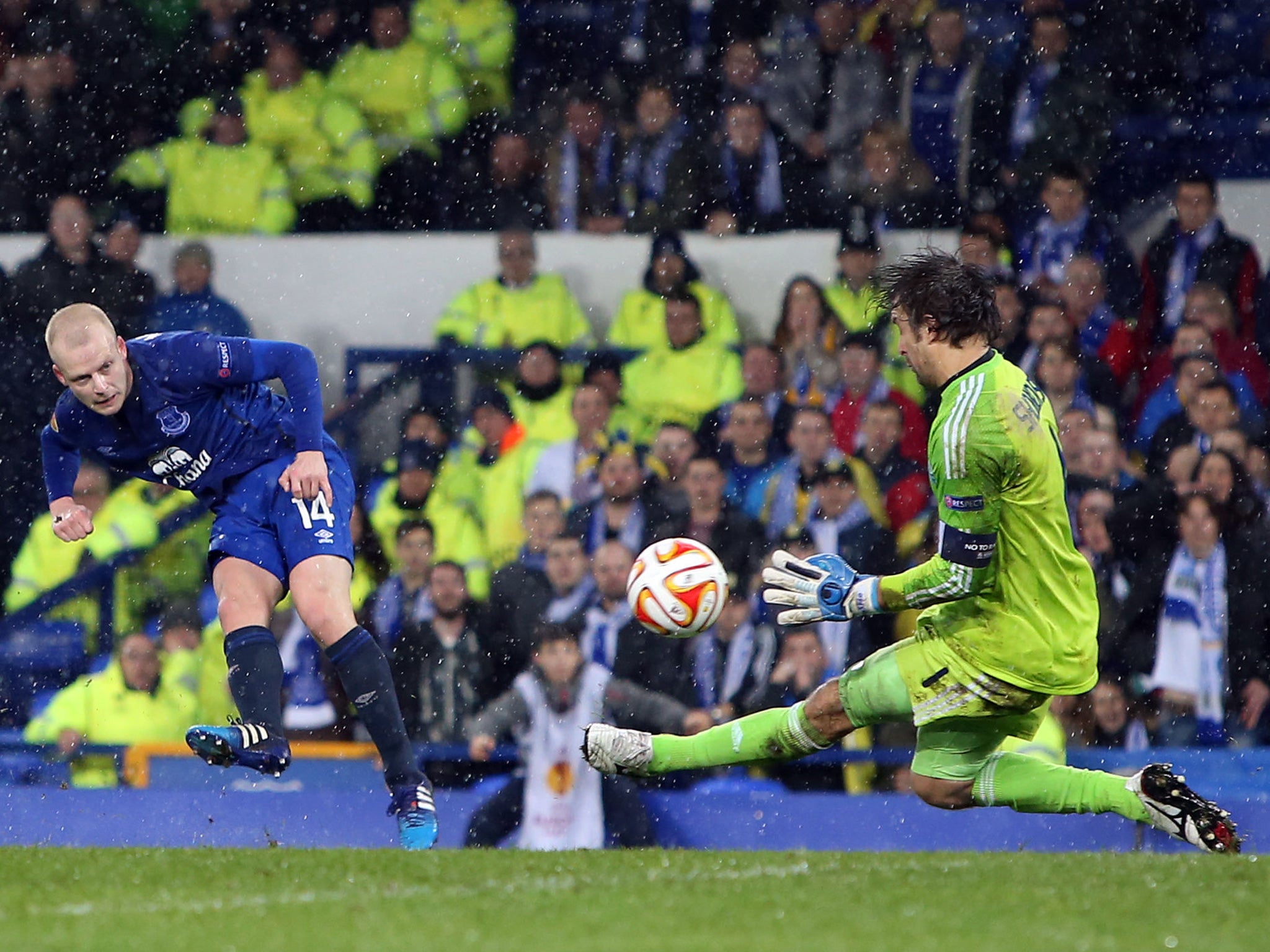 Steven Naismith scores the equaliser for Everton at Goodison Park after being set up by Romelu Lukaku’s surging run