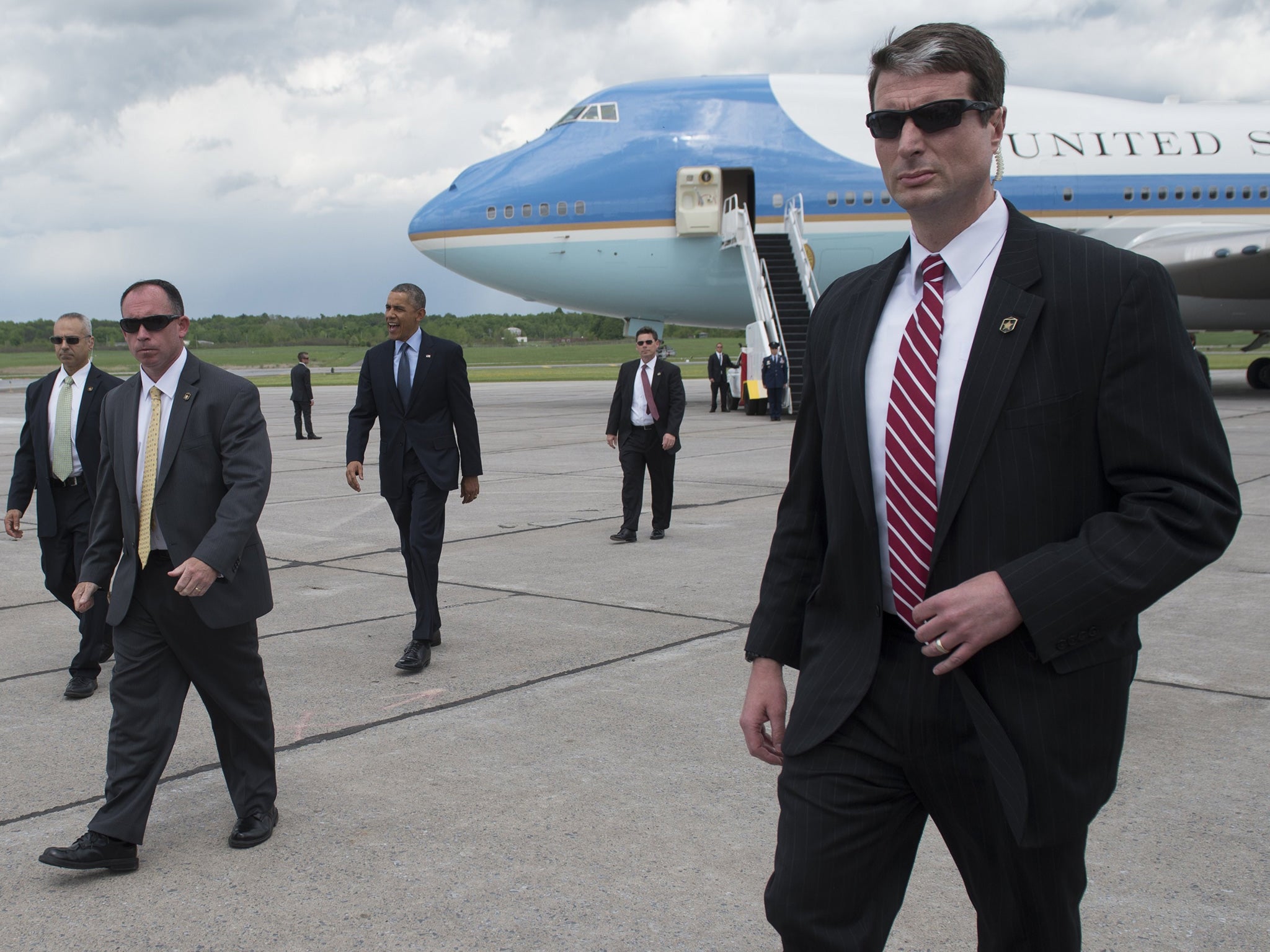 Barack Obama, surrounded by his US Secret Service detail