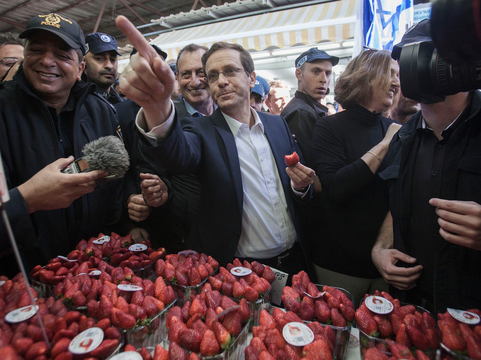 Isaac Herzog campaigns in Tel Aviv as his Zionist Union party leads the polls