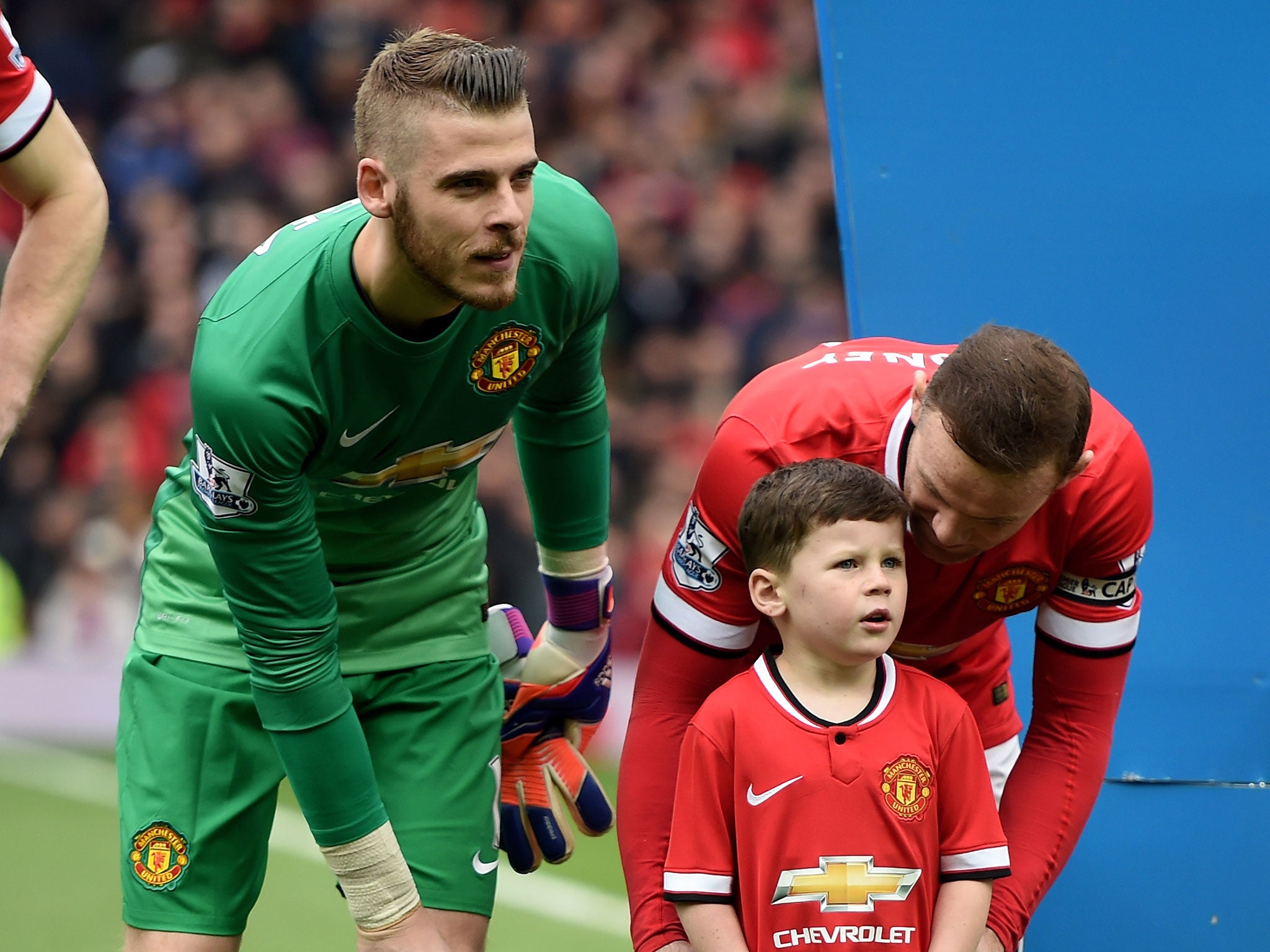 Kai stands alongside his father and United goalkeeper David De Gea