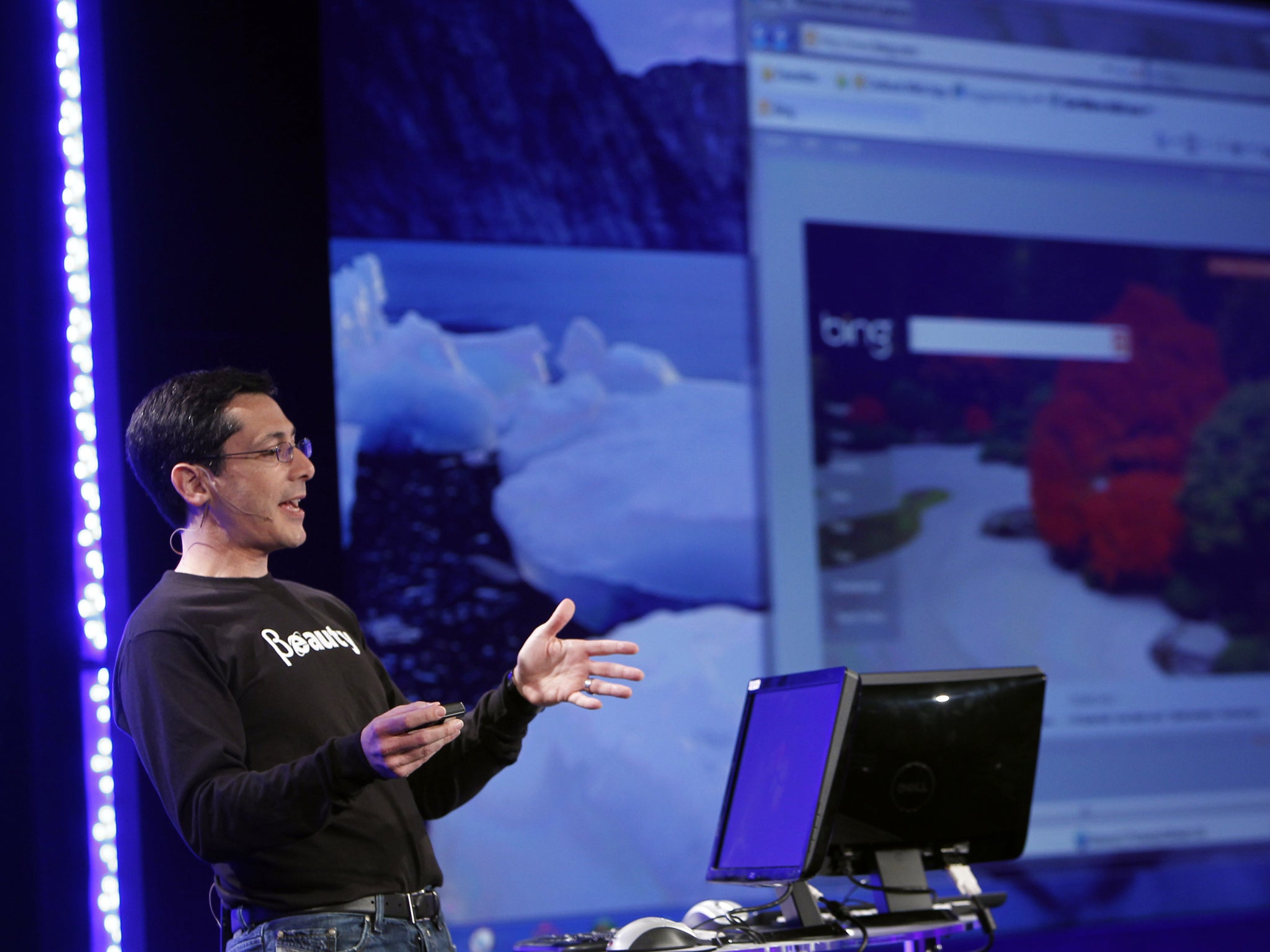 Microsoft Corp Vice President of Internet Explorer Dean Hachamovitch demonstrates Microsoft Internet Explorer 9 Beta version in San Francisco, California September 15, 2010