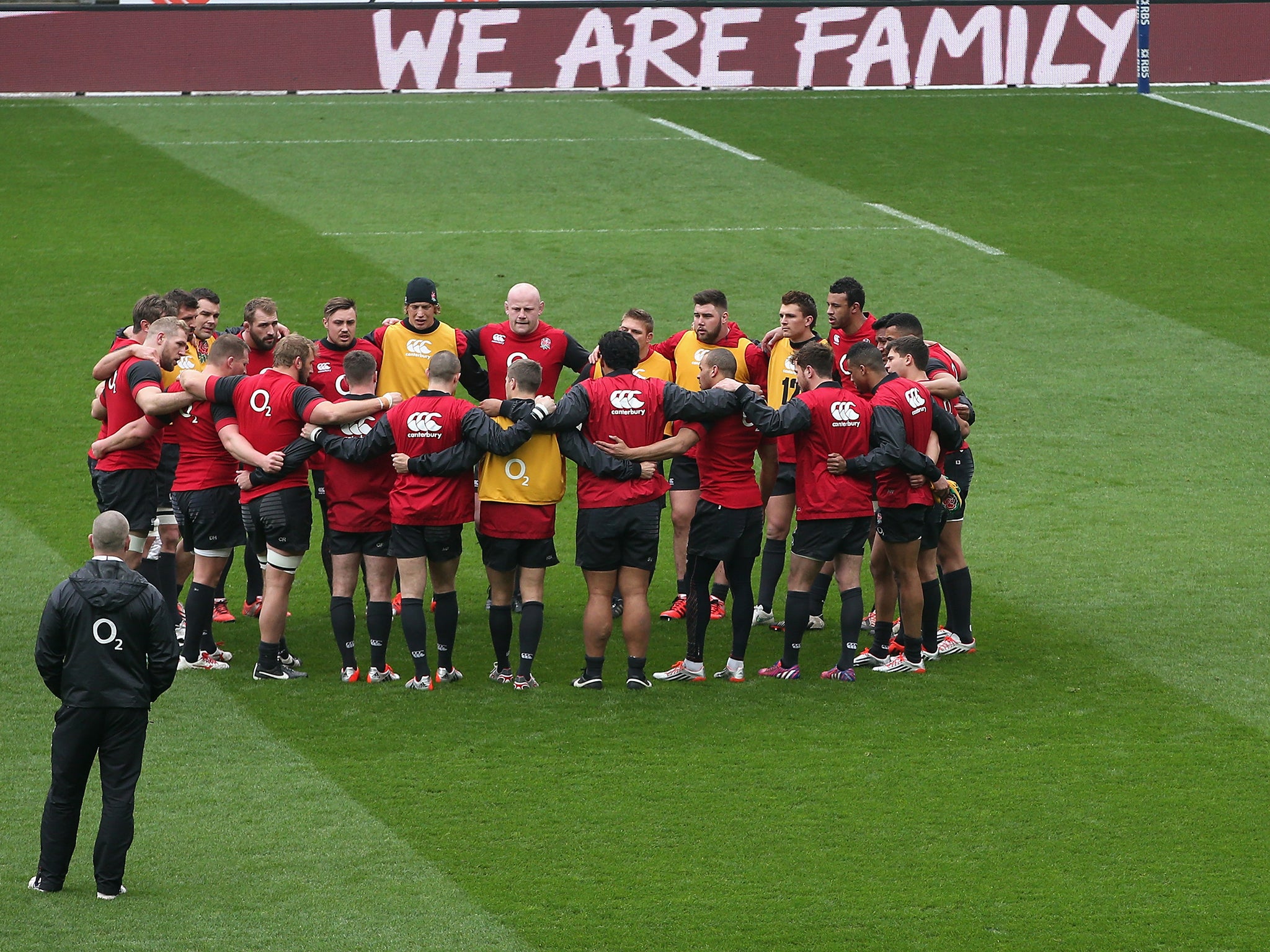 Stuart Lancaster looks on at his squad