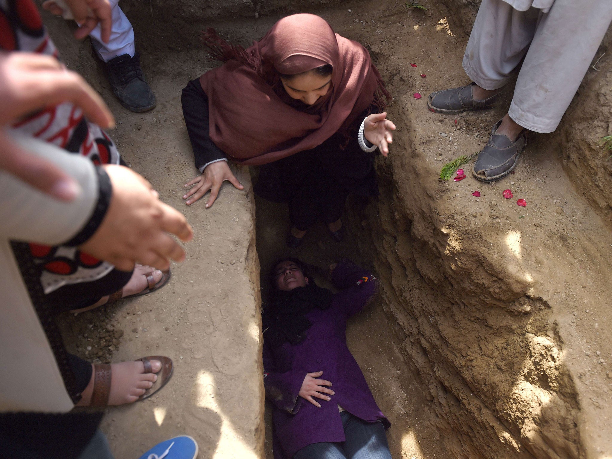 Activists lay in Farkhunda's grave before she was buried