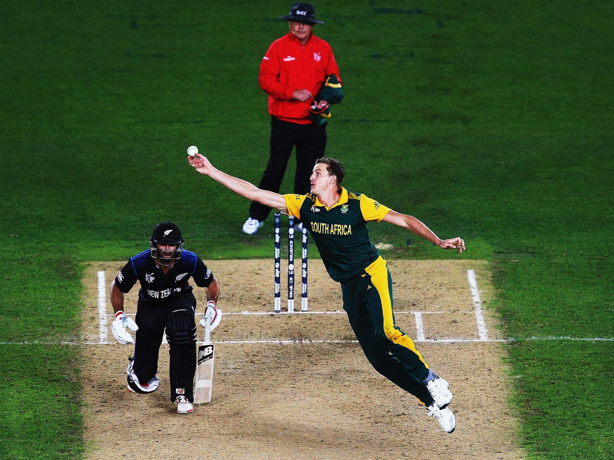 Morne Morkel fails to take catch off his own bowling