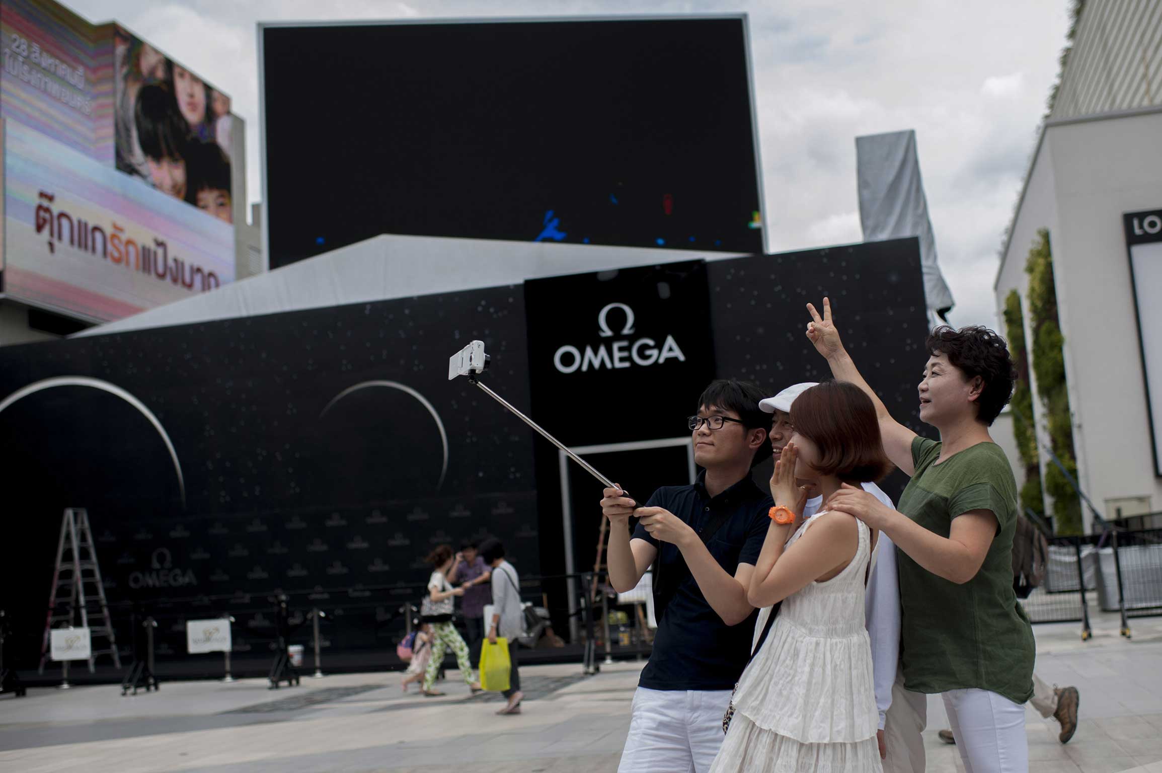 Coachella and Lollapalooza festivals have both listed the selfie stick devices as “prohibited items”