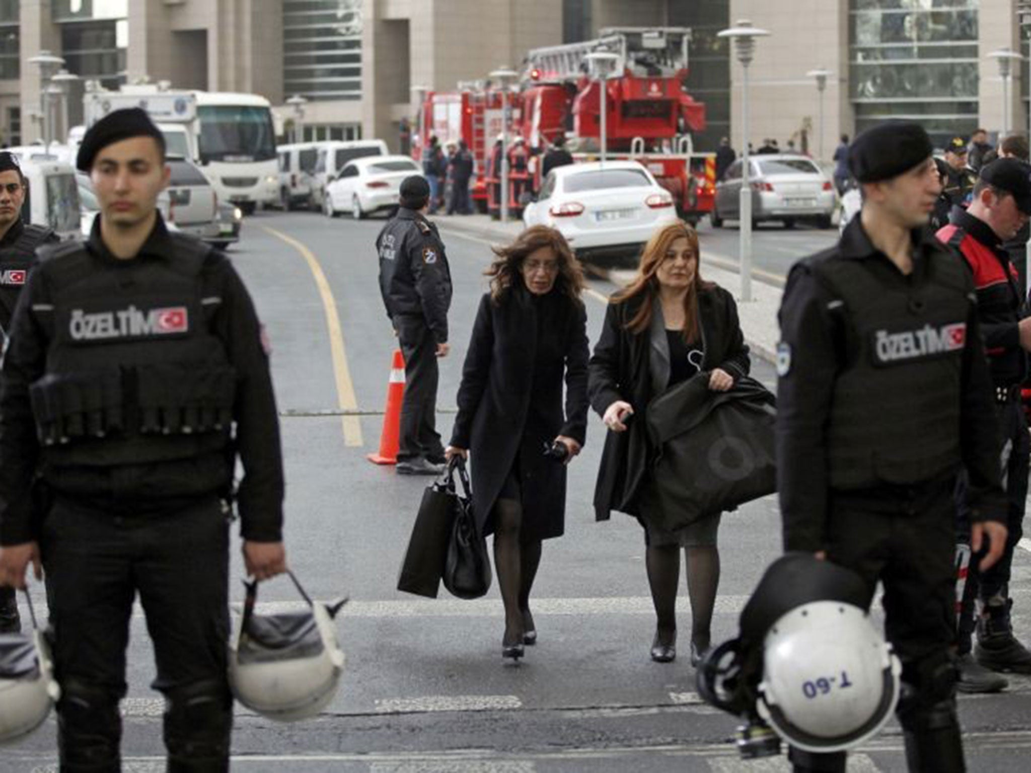 Turkish police stand guard as courthouse employees leave the Justice Palace in Istanbul