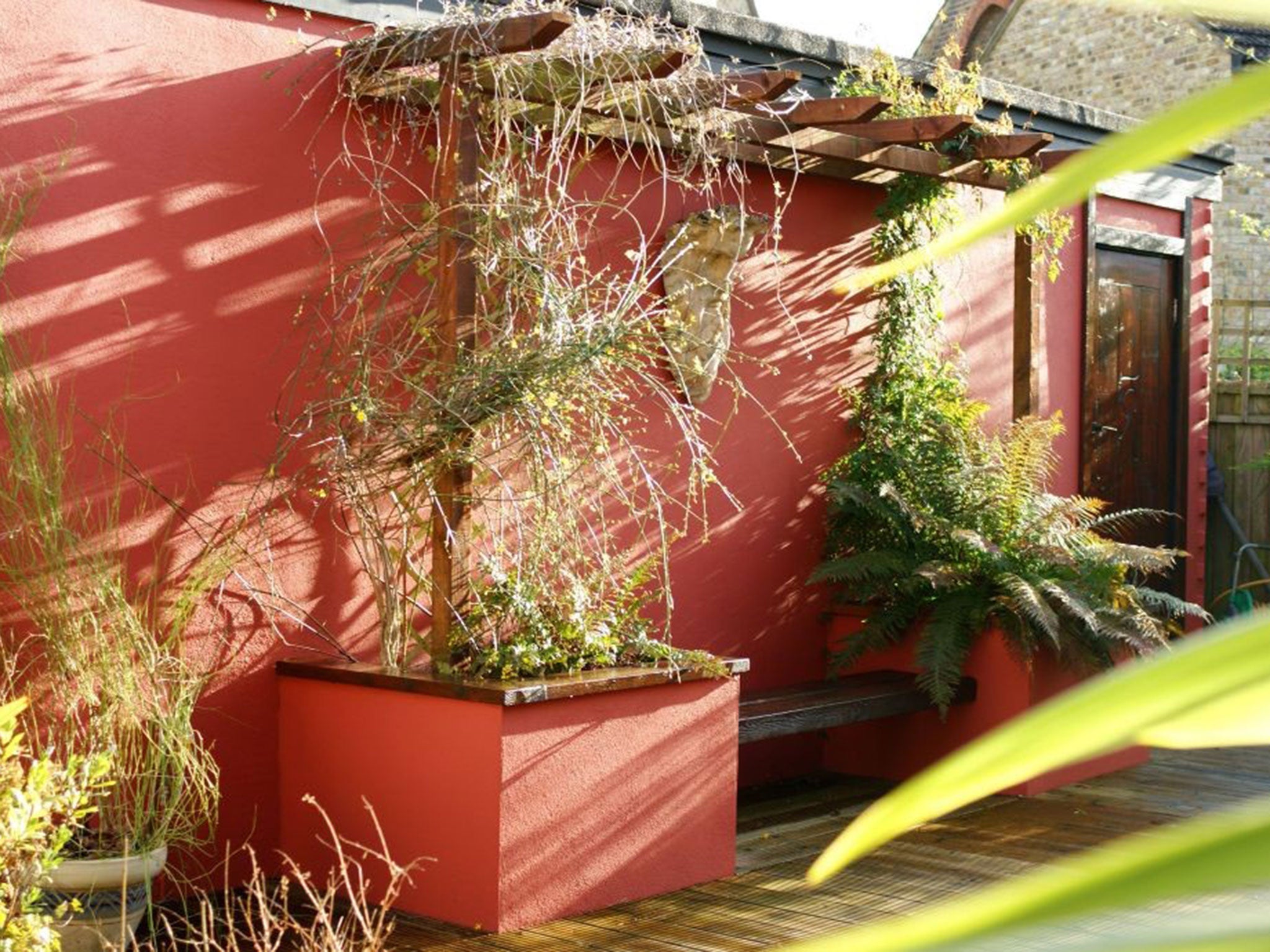 The focal point of the garden, the statement wall in red. www.farrow-ball.com