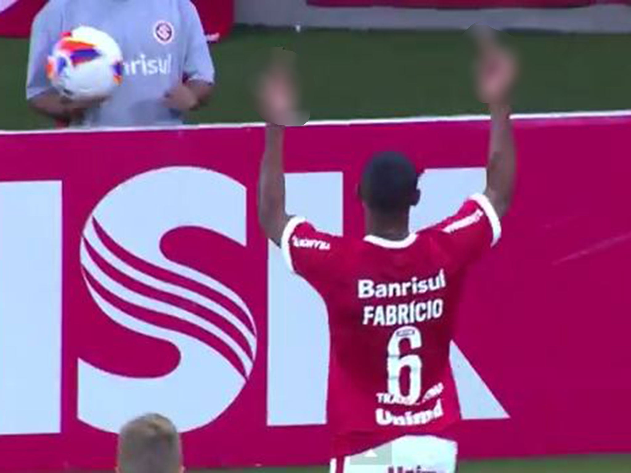 Fabricio makes the gesture towards the Internacional fans