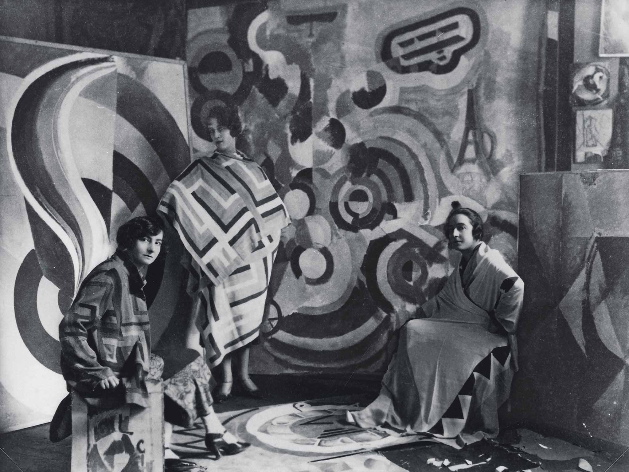 Sonia and two friends in Robert Delaunay’s Paris studio