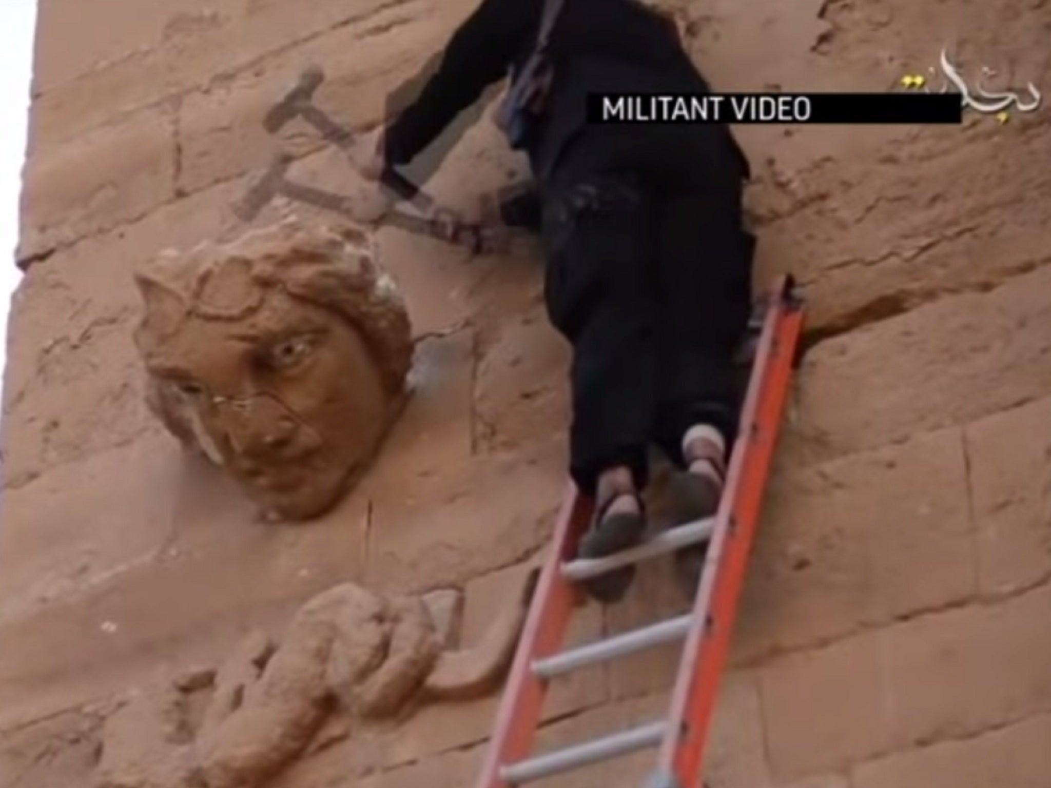 The sculpture as it was being bludgeoned by an Isis member