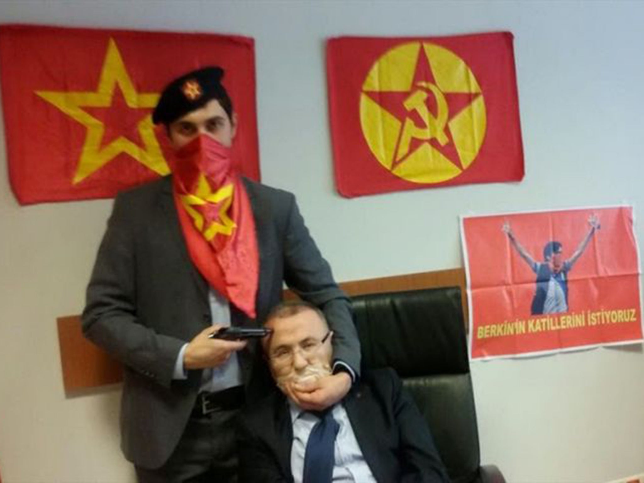 The left-wing DHKP-C group published a picture of the prosecutor Mehmet Selim Kiraz with a gun to his head, promising to kill him unless its demands were met