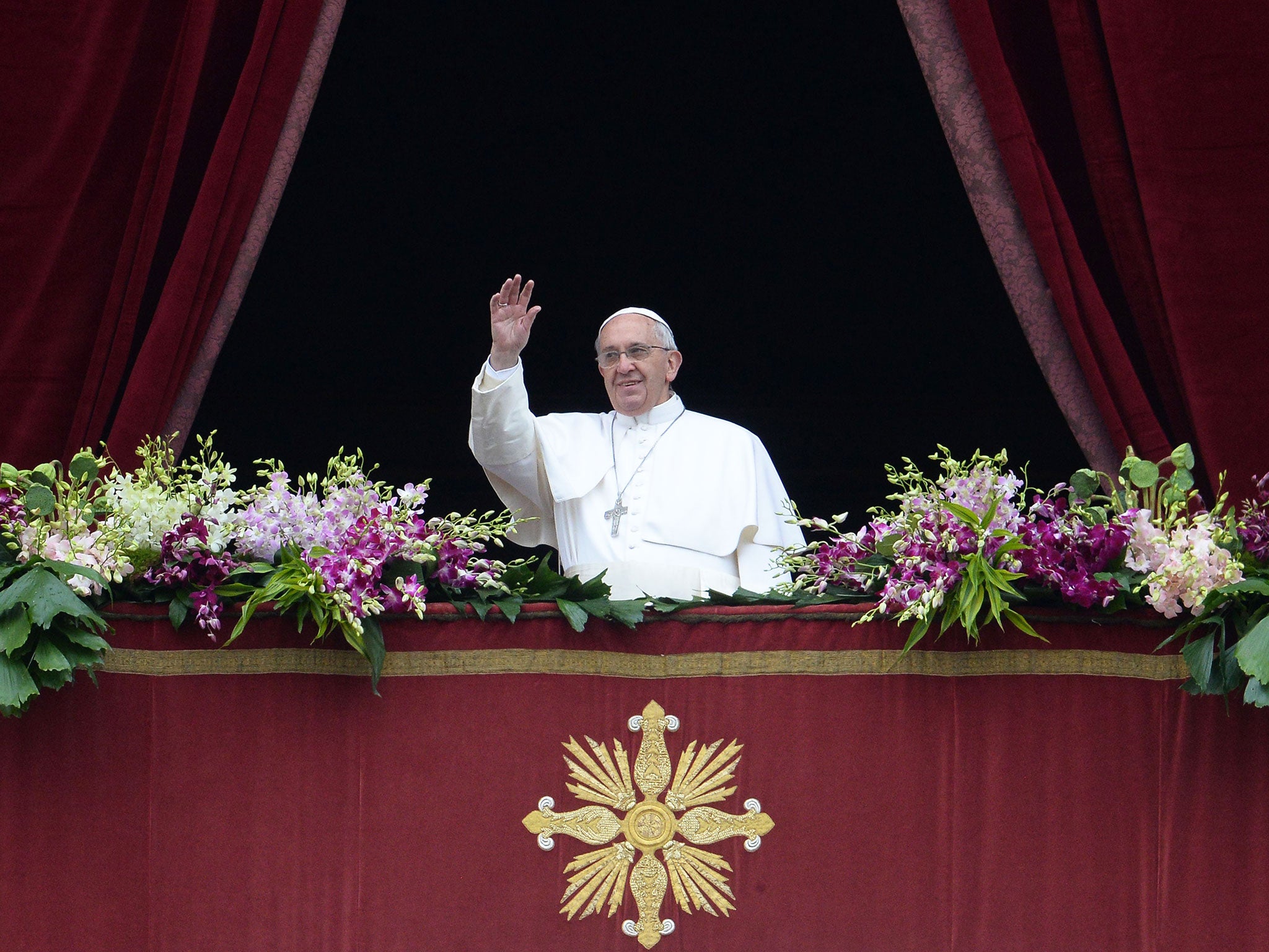 Pope Francis greets the crowd from the central loggia of St Peters' basilica after the "Urbi et Orbi" blessing for Rome and the world following the Easter Mass in Vatican