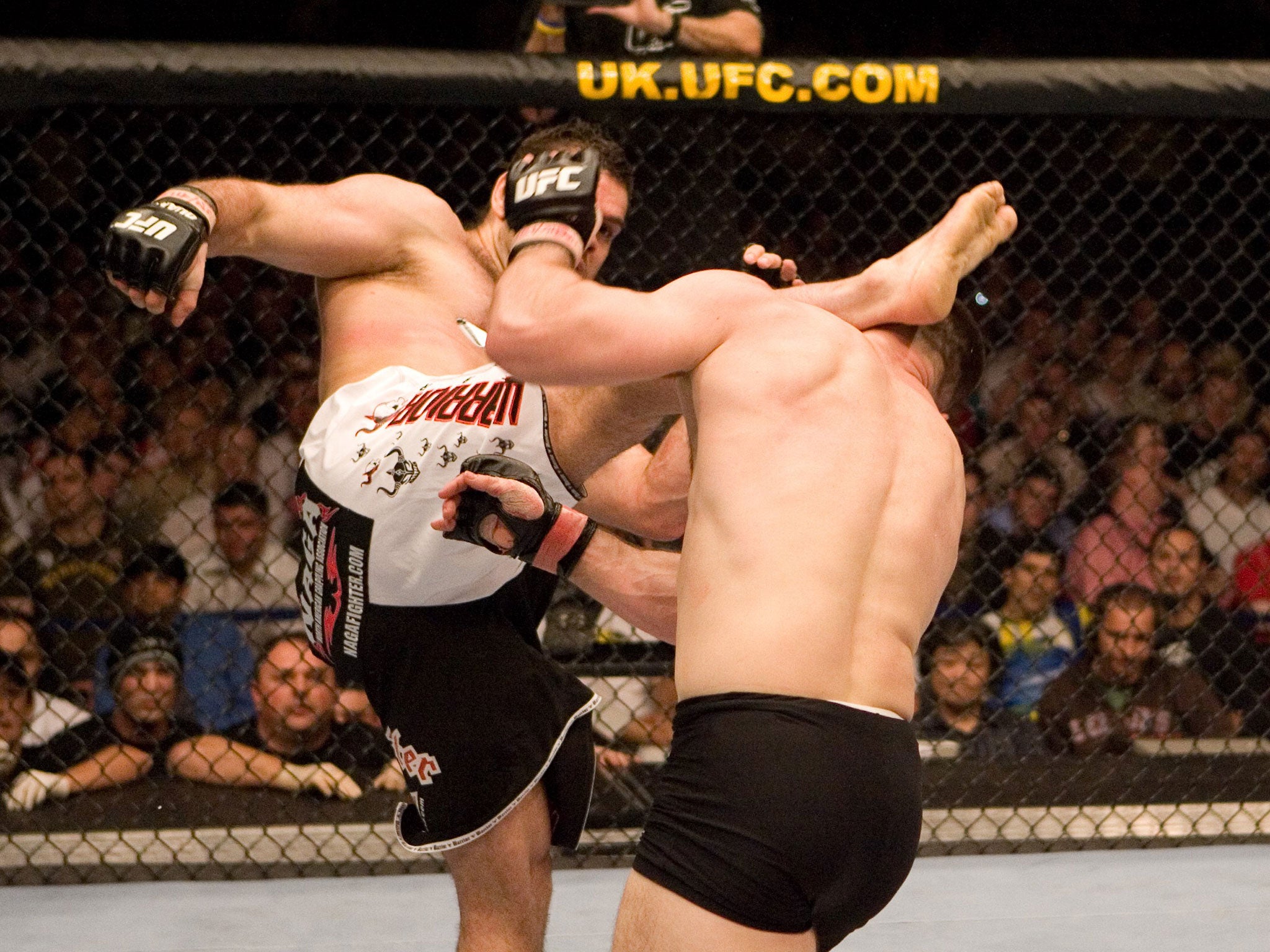 Gonzaga kicks Crocup in the head (JOSH HEDGES / ZUFFA / LLC)