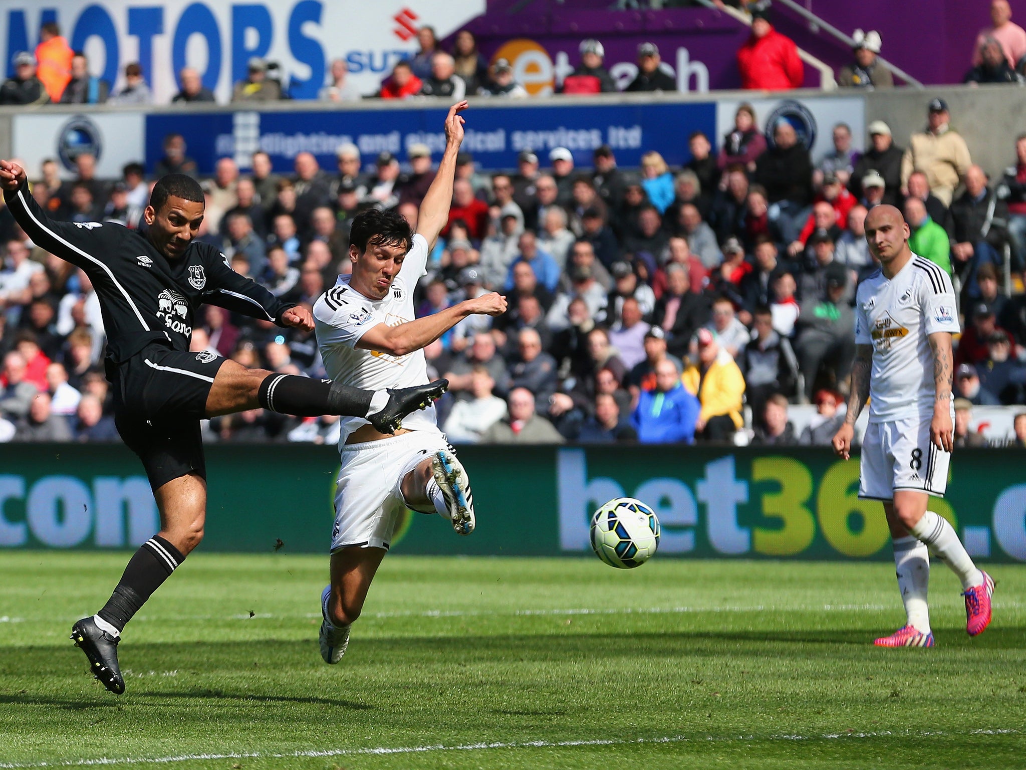 Aaron Lennon fired Everton into the lead just before half-time