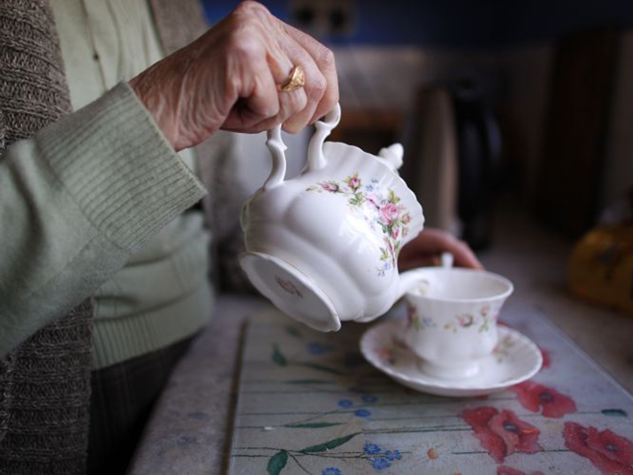 An elderly couple's bid to get a strong cup of tea has a touched a nerve with thousands of tea lovers