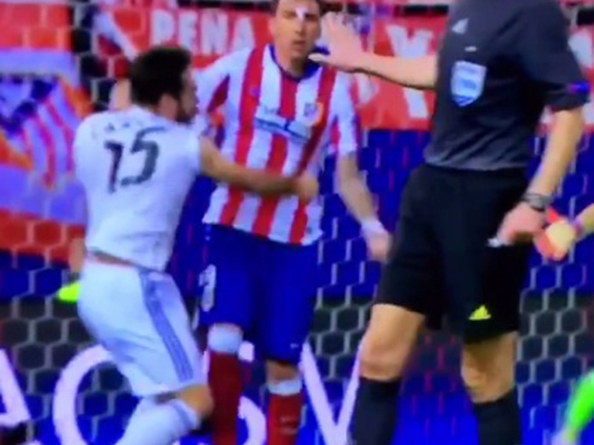 Daniel Carvajal appears to hit Mario Mandzukic