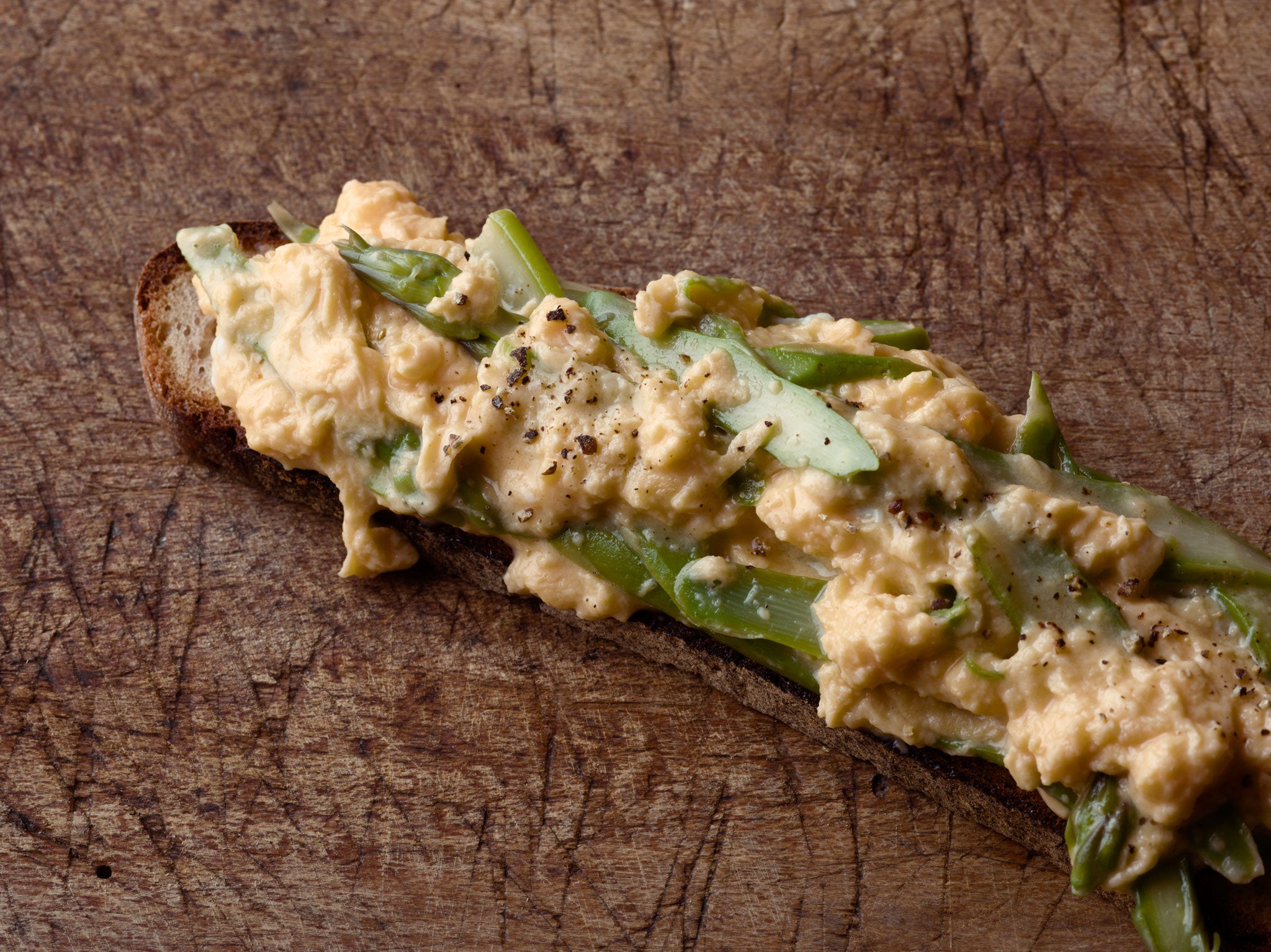 Scrambled eggs on toast with asparagus