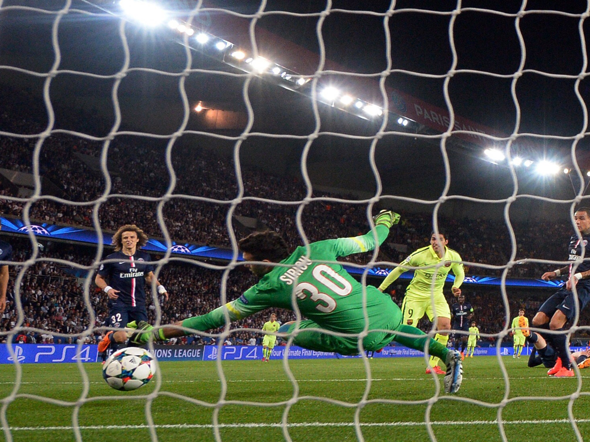 Luis Suarez scores Barcelona's second